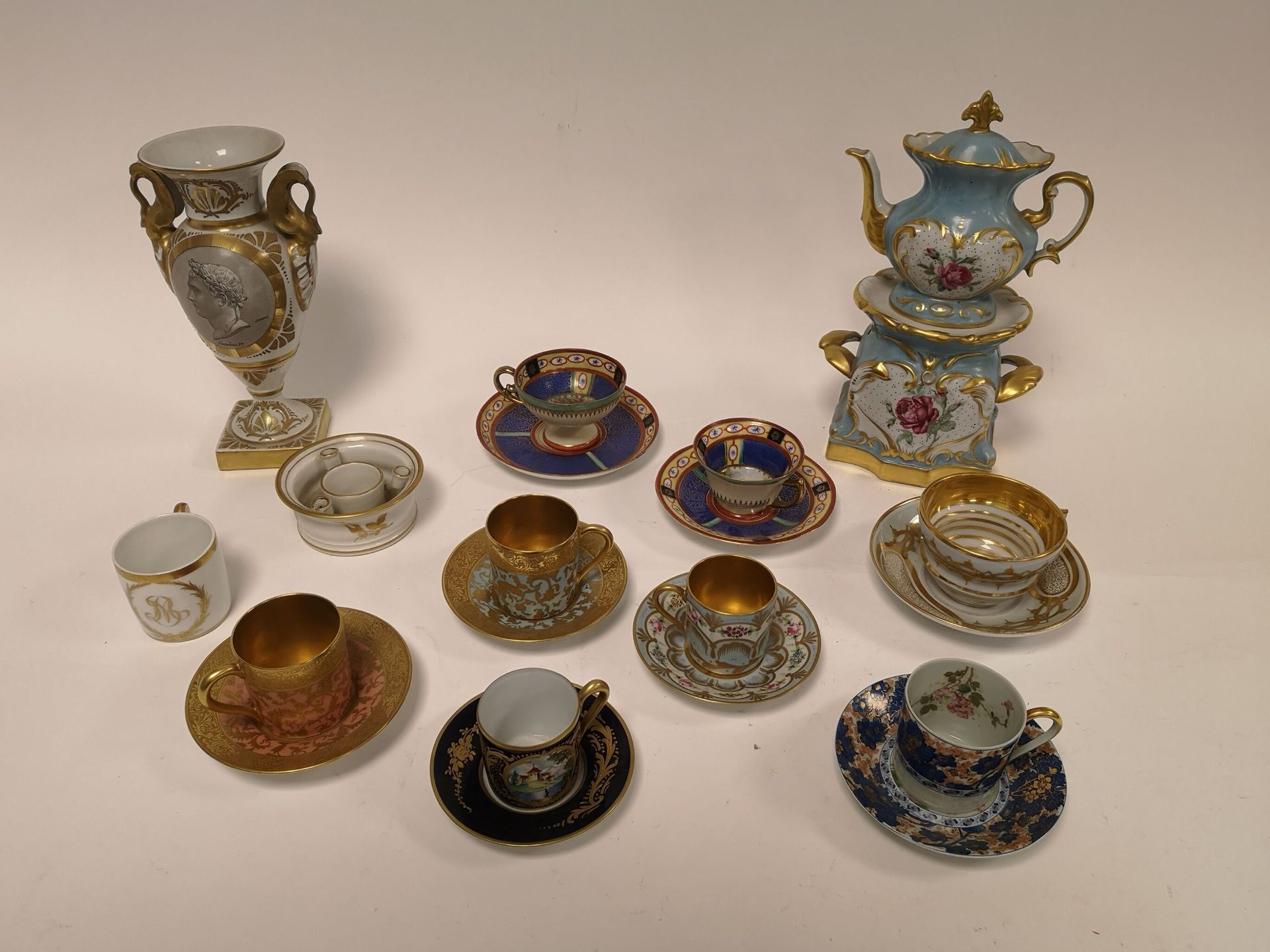 Dans le goût de Paris ou de Vienne, XXème siècle MANNETTE de tazas de porcelana,&hellip;