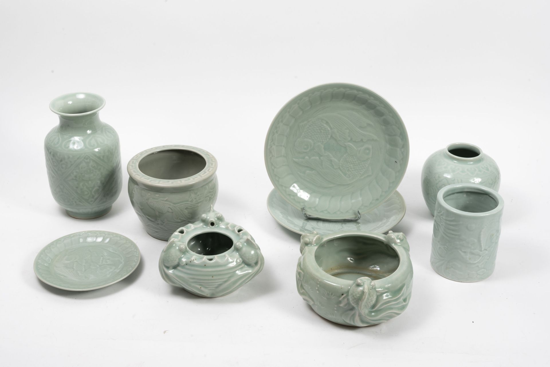 CHINE, XXème siècle MANNETTE

Lot d'objets en porcelaine à émail céladon à décor&hellip;