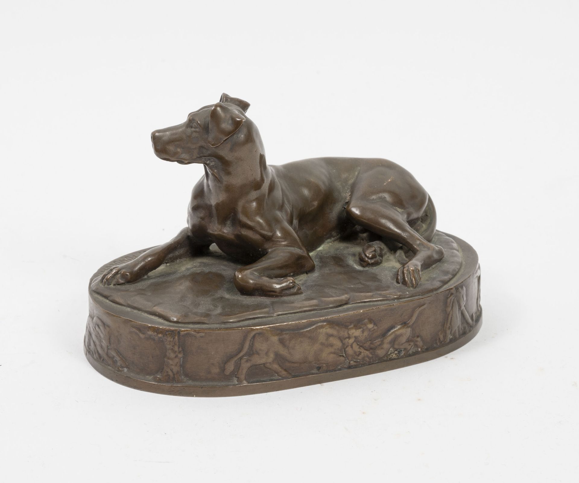 Ferdinand Barbedienne fondeur 躺着的狗。

铜质证明，带有棕色铜锈。

椭圆形底座，有狩猎场景的浮雕装饰。

阳台上的创始人标记。&hellip;