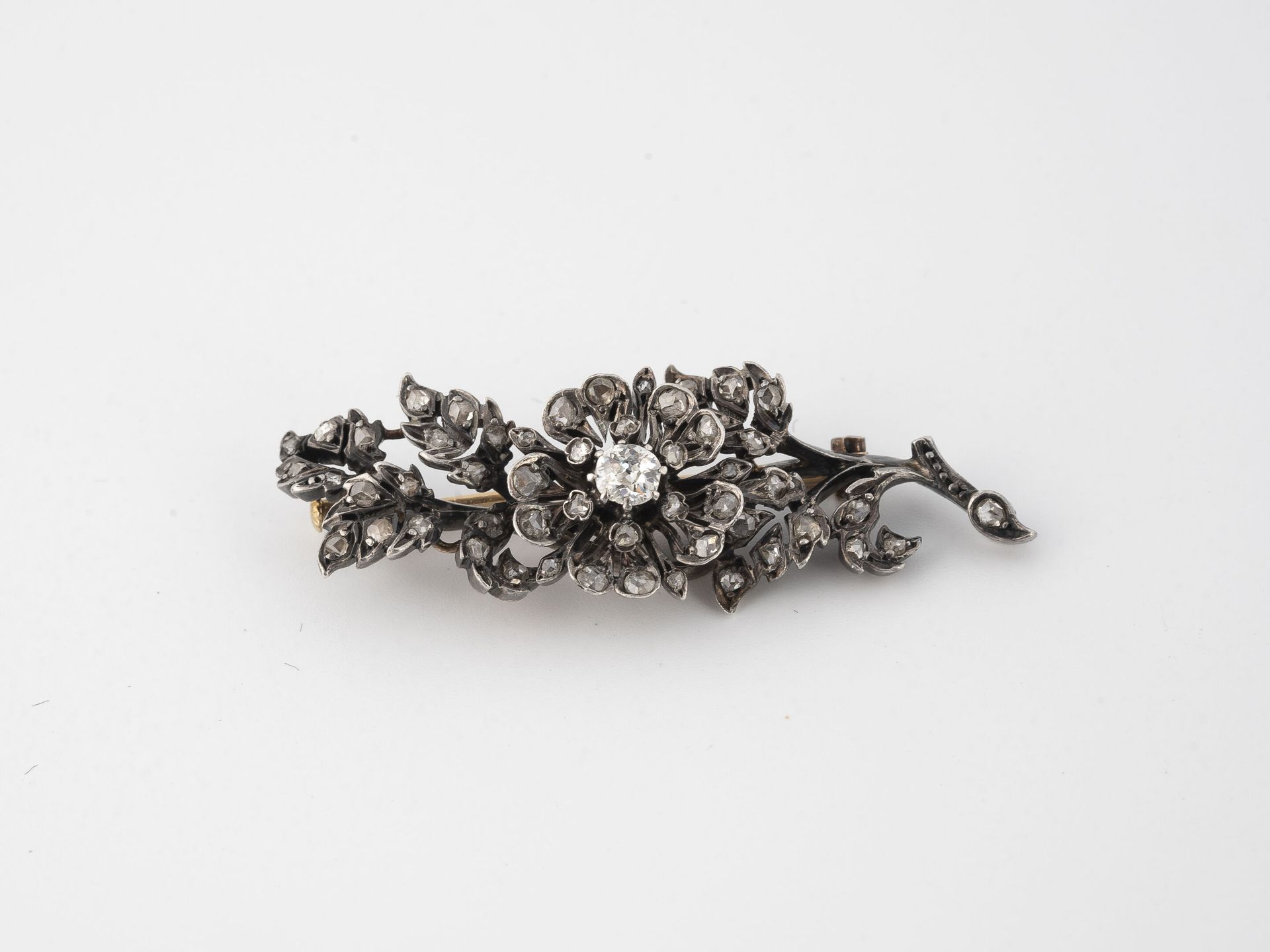 Null 
Flower brooch in yellow gold (750) and silver (800) and blackened silver (&hellip;