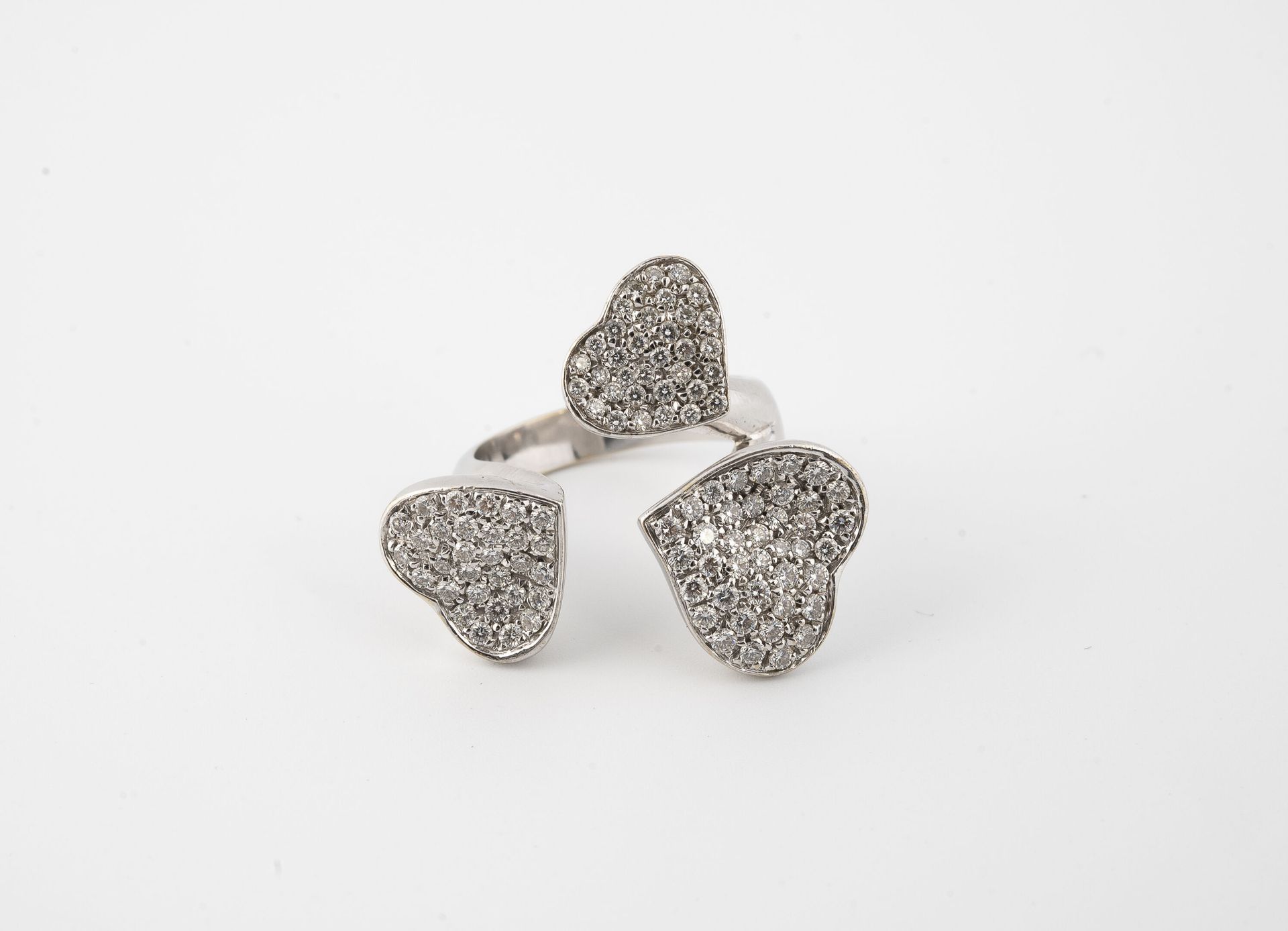 Null Bague en or gris (750) à motif de trois coeurs pavés de diamants de taille &hellip;