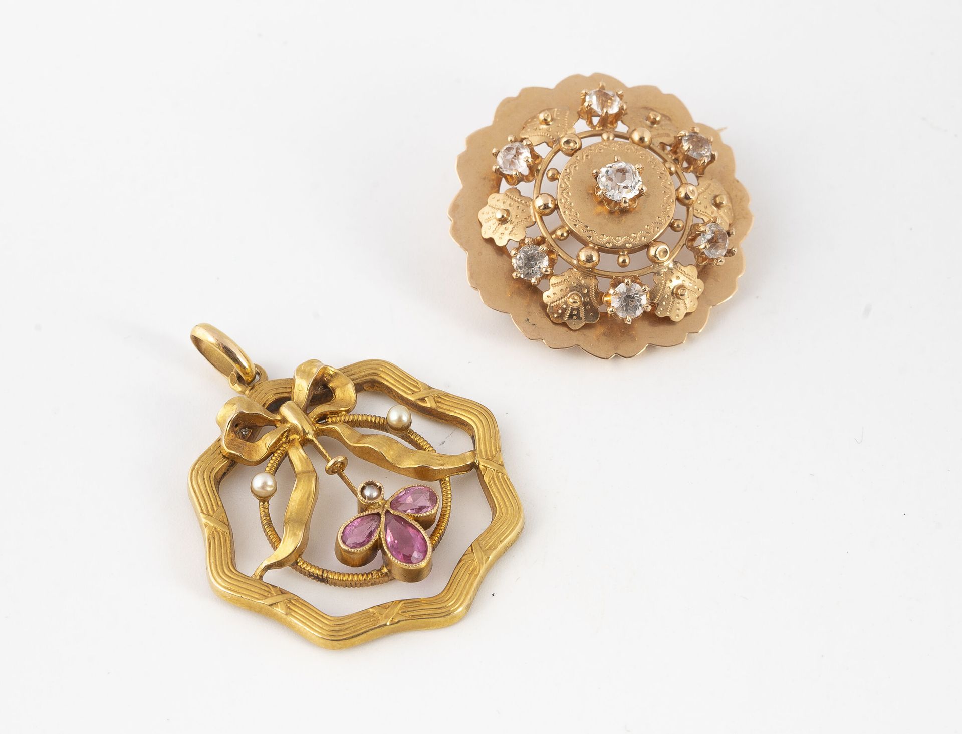 Null 黃金(750)拍賣品包括 :

 - 镂空吊坠，中间是三颗小的梨形切割粉色宝石，半封闭式镶嵌，用丝带绑在带状草丛的框架上。

- 一枚玫瑰花形胸针，用&hellip;