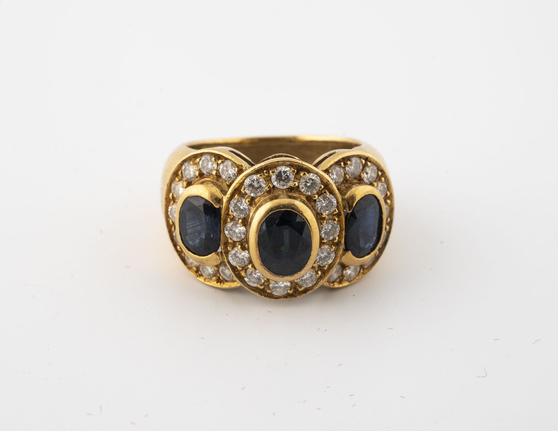 Null Ring aus Gelbgold (750), verziert mit drei facettierten Saphiren im Ovalsch&hellip;