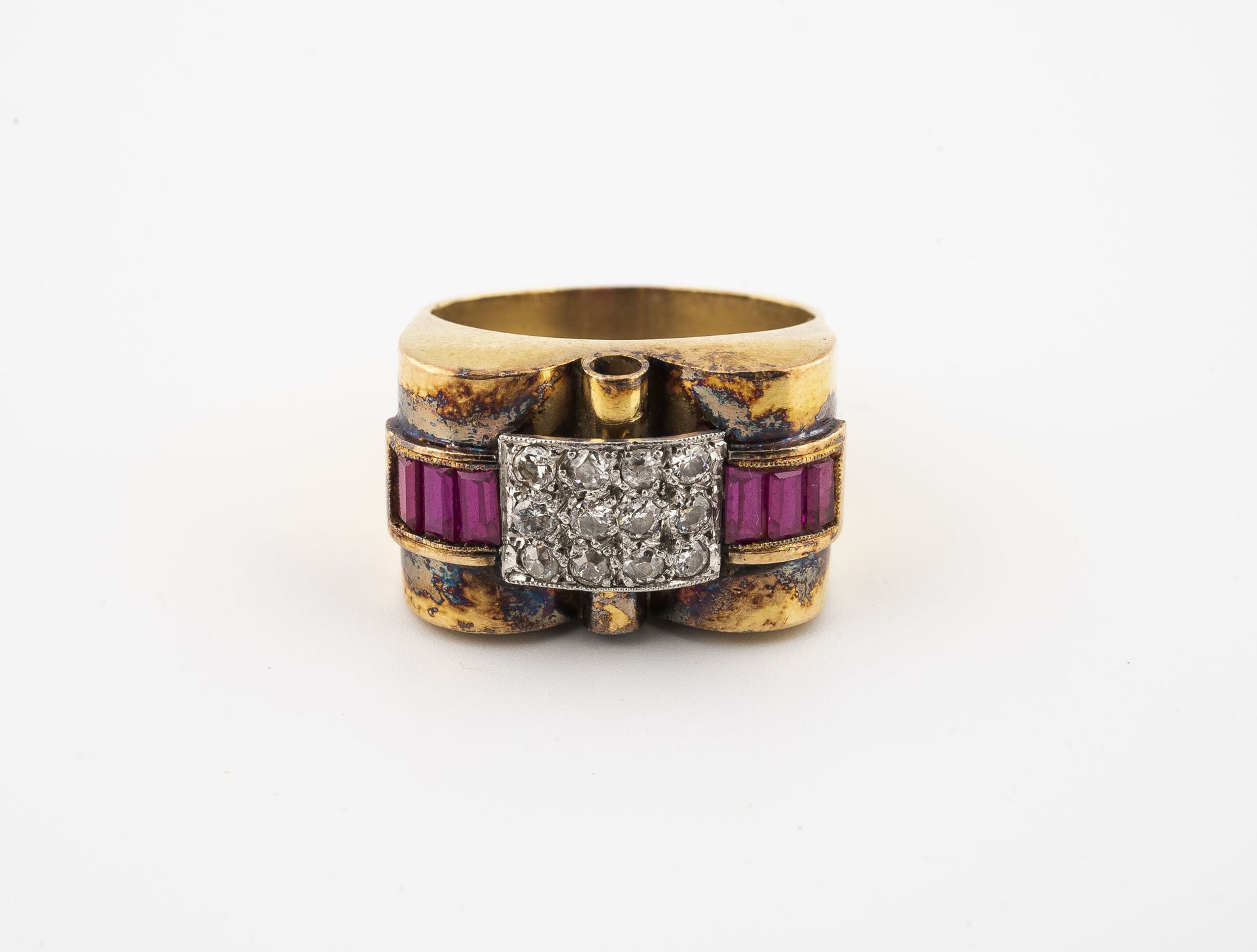 Null 黄金（750）和铂金（850）罐式戒指，中心是长方形盘子上的颗粒状小老式切割钻石，轨道上镶嵌着六颗长方形切割红宝石。

毛重：11.3克。- 手指大小&hellip;