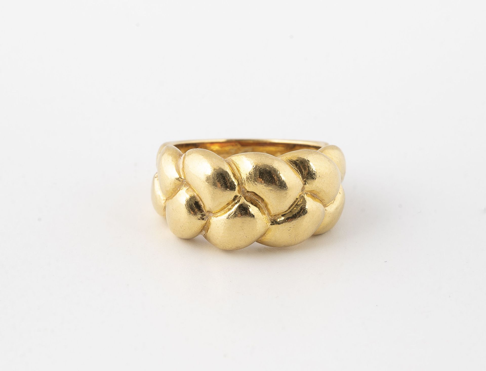 Null 黄K金（750）戒指，有编织图案。

毛重：12.1克 - 手指大小：51。

磨损和轻微划痕。