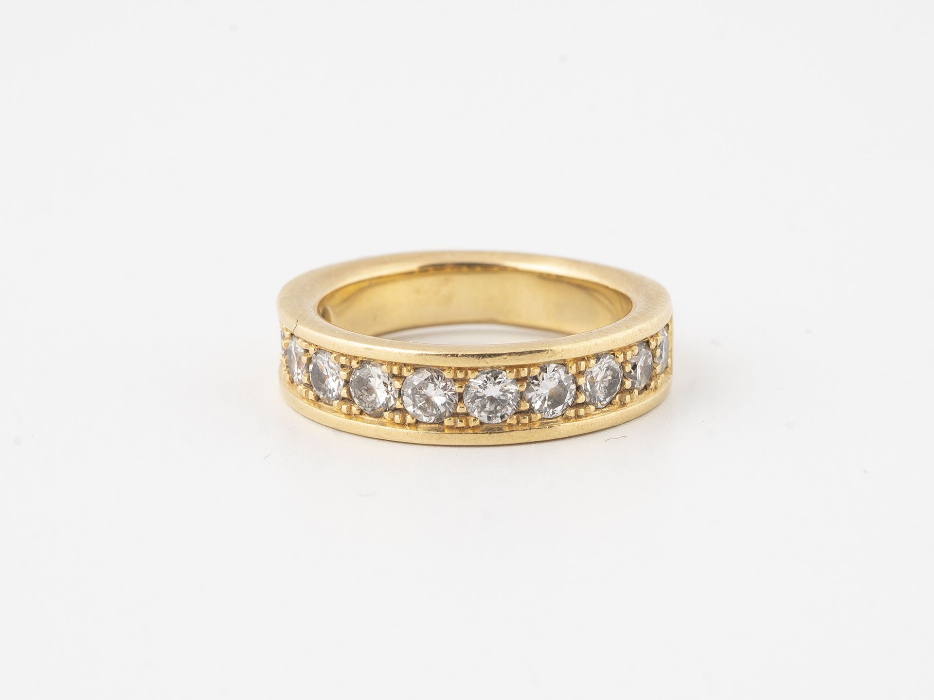 Null 美国半数结婚戒指，黄金（750），镶嵌明亮式切割钻石。

毛重：7.9克 - 手指大小：54。

在一个木箱里。

刮痕和破损。