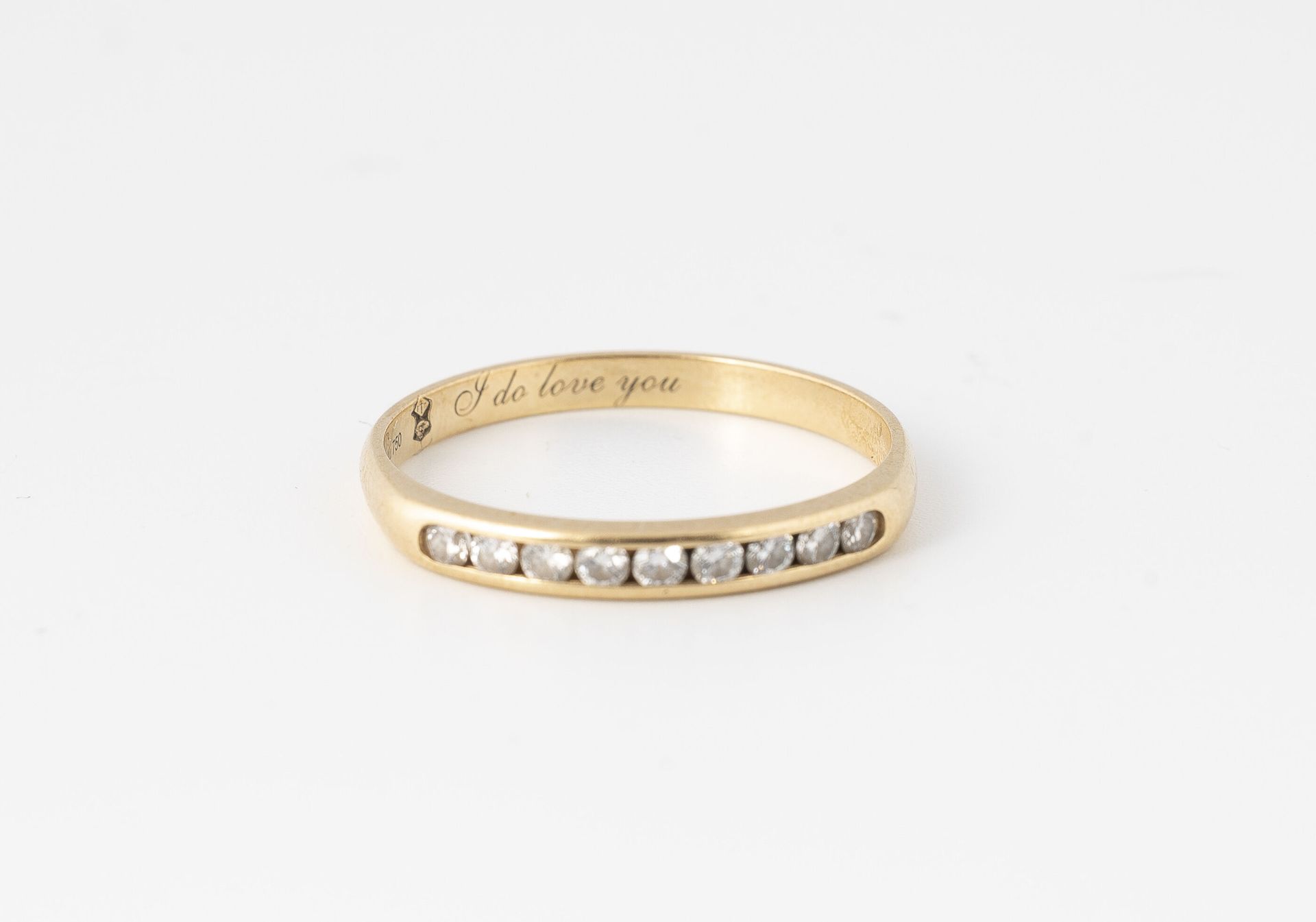 GUERIN 精美的黄金（750）结婚戒指，中心是一排明亮式切割的钻石，采用轨道式镶嵌。

签名。

毛重：1.7克 - 手指大小：53.5。

刮伤和擦伤。
