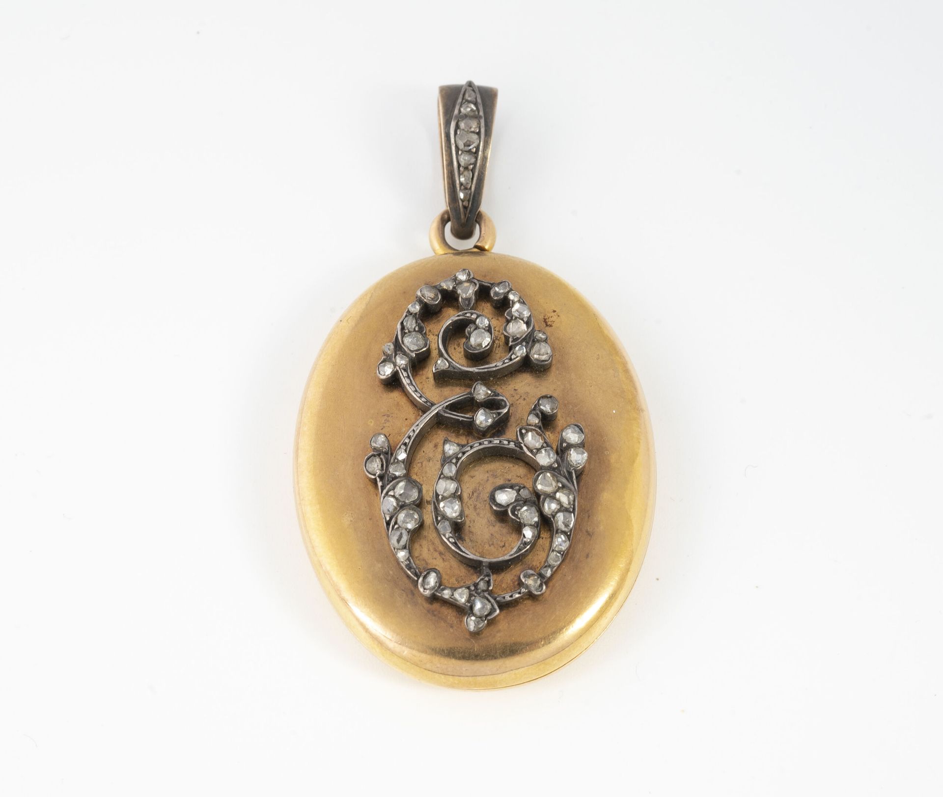Null Yellow gold (750) and silver (800) oval-shaped pendant with an E set with p&hellip;