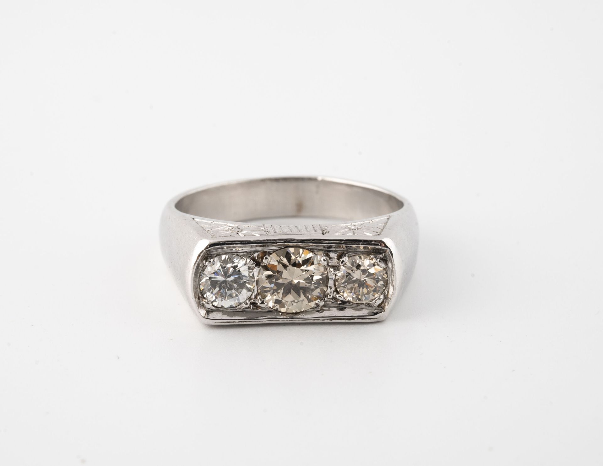 Null Bague en or gris (750) à plateau rectangulaire orné de trois diamants taill&hellip;