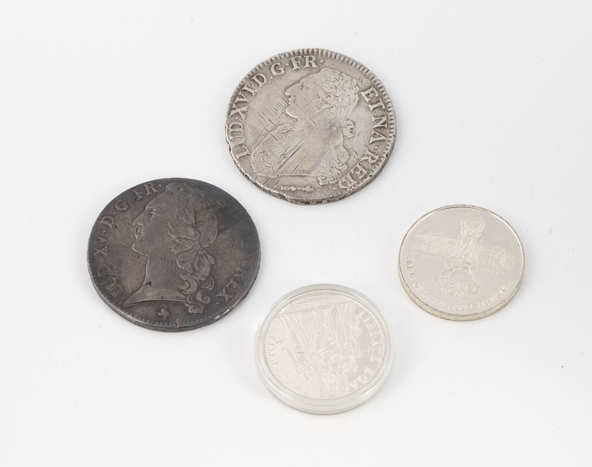 France 
Lotto di due scudi in argento tra cui : 




- LUIGI XV (1710-1774). Scu&hellip;