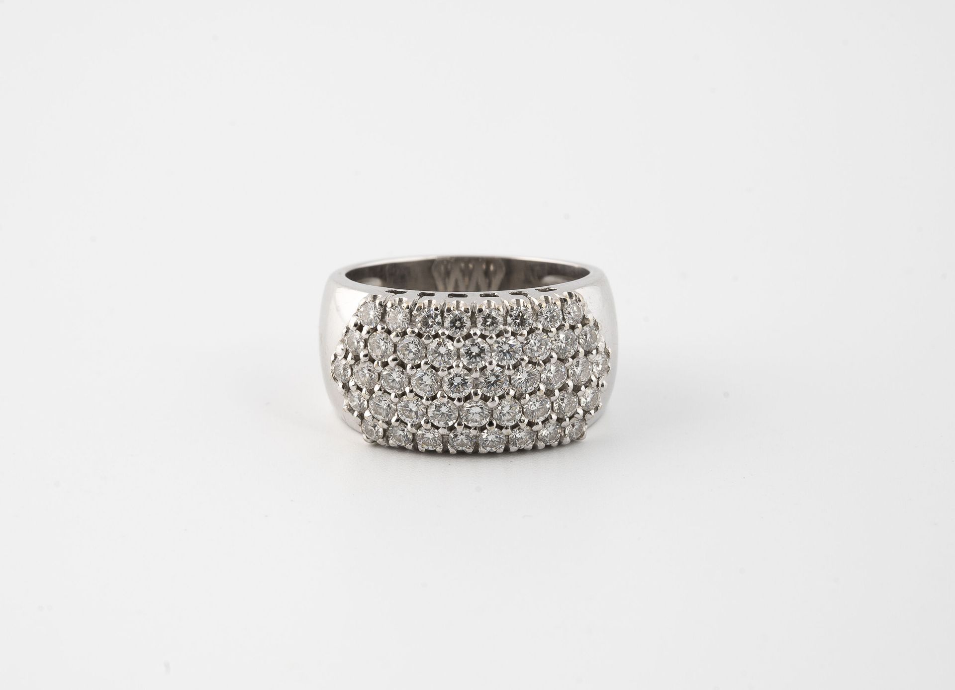 Null 白金（750）戒指，镶嵌明亮式切割钻石。

毛重：9.3克 - 手指大小：50。

刮伤和擦伤。