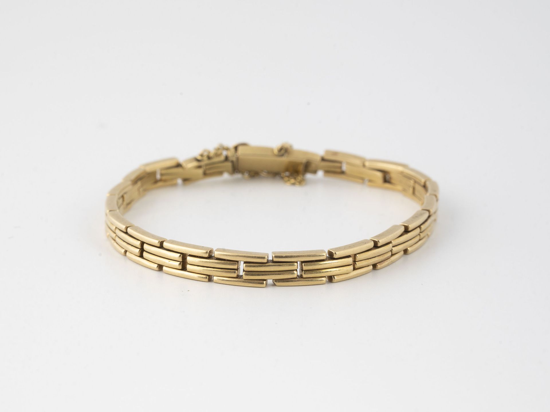Null Yellow gold (750) bracelet with articulated basket weave. 

Ratchet clasp w&hellip;