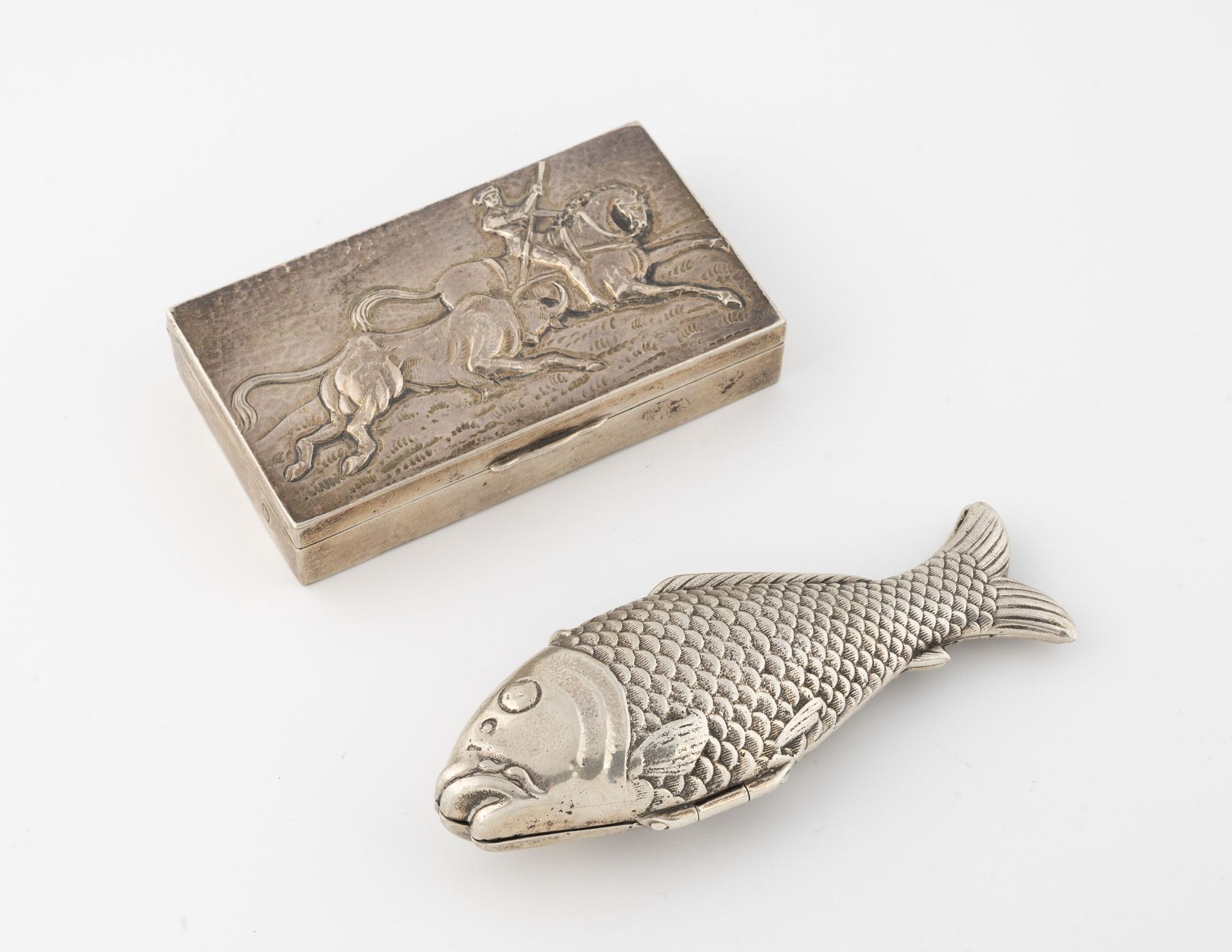 Espagne Set aus Silber (min. 800) :

- Ein kleines Etui in Form eines Fisches.

&hellip;
