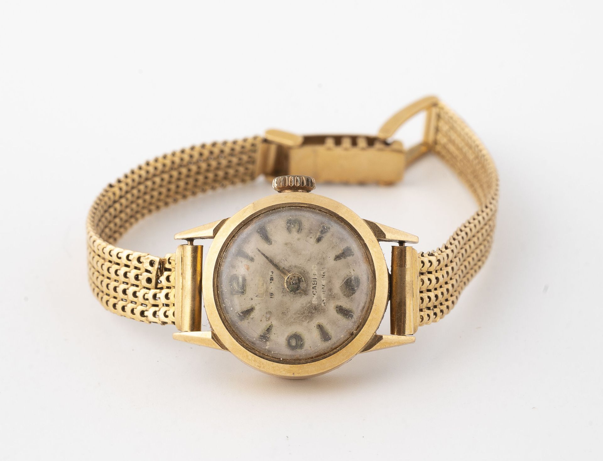 Null Lady's wristwatch in yellow gold (750).

Round case.

Cream dial, pennant m&hellip;