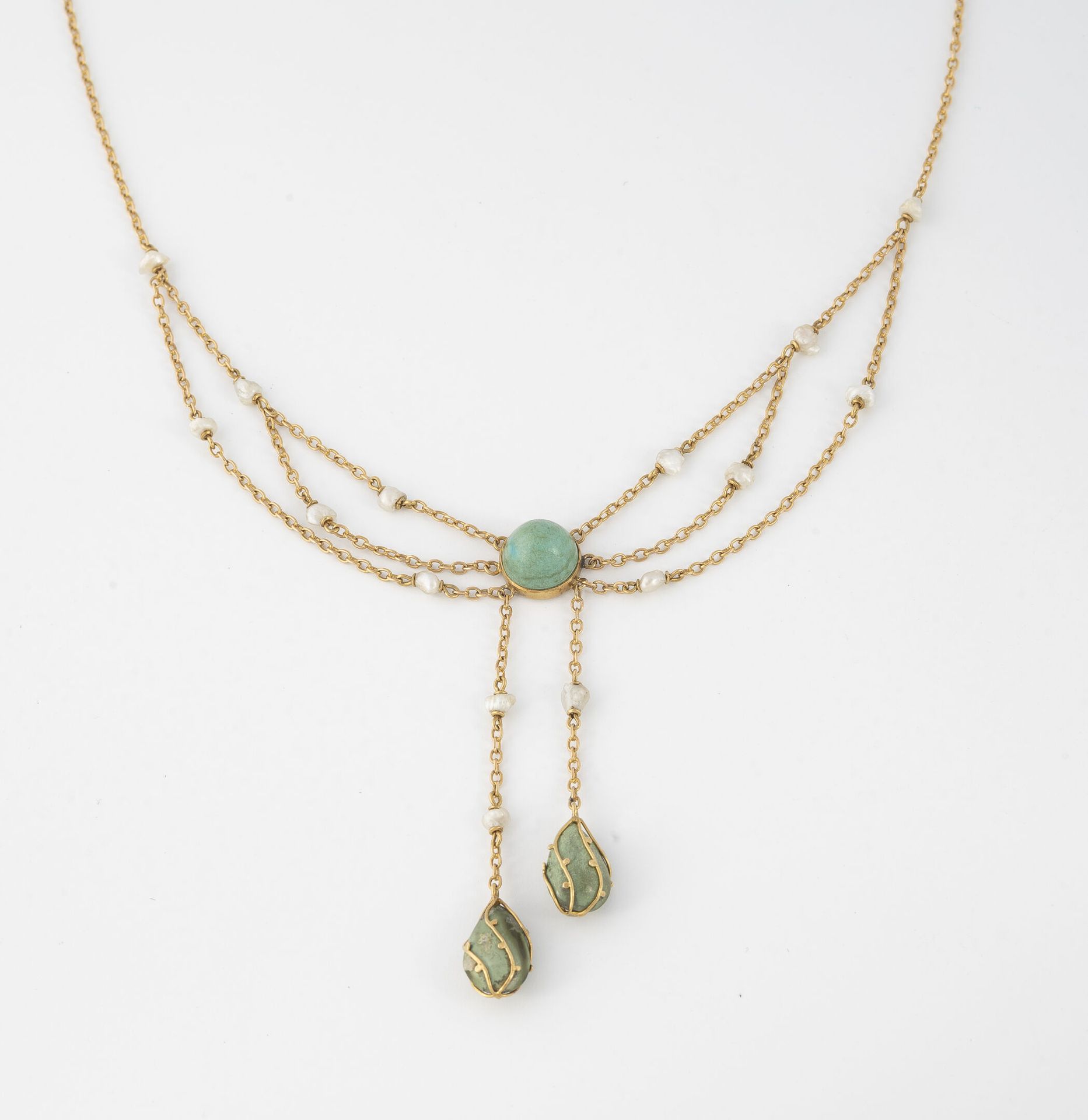 Null 精致的黄金（750）forçat链条项链，领口形成一个垂线，用巴洛克珍珠点缀，并装饰有三个凸圆形或滴状的绿色绿松石。

弹簧环扣。

毛重：8.5克。&hellip;