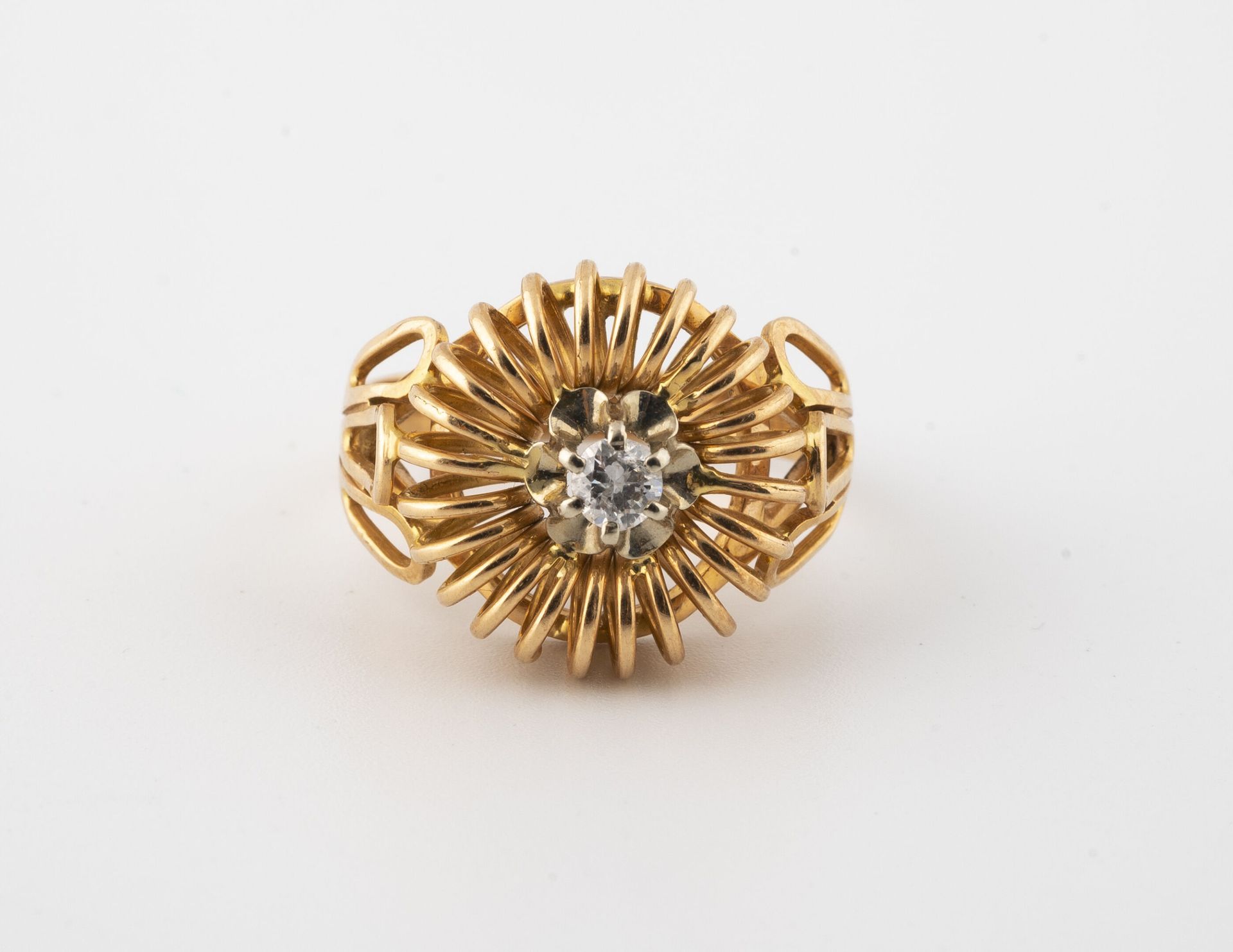 Null 圆形黄金（750）花丝戒指，以爪式镶嵌的小型明亮式切割钻石为中心，呈螺旋形冠状。

毛重：5.1克 - 手指大小：53。

刮痕和破损。