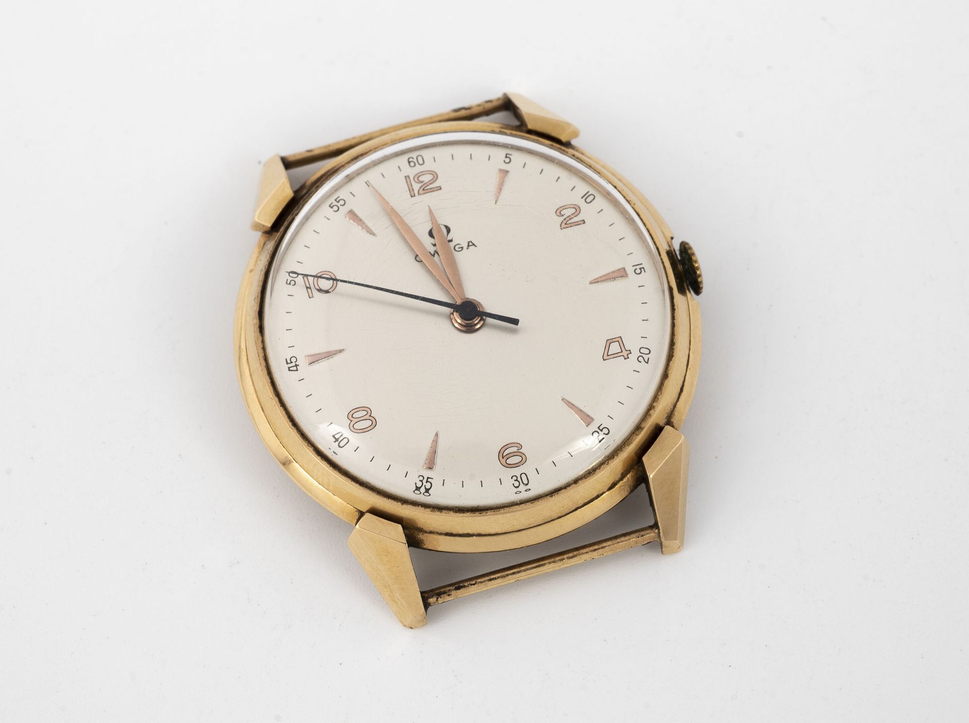 OMEGA Yellow gold (750) round watch case for men.

Dial with silvered satin-fini&hellip;