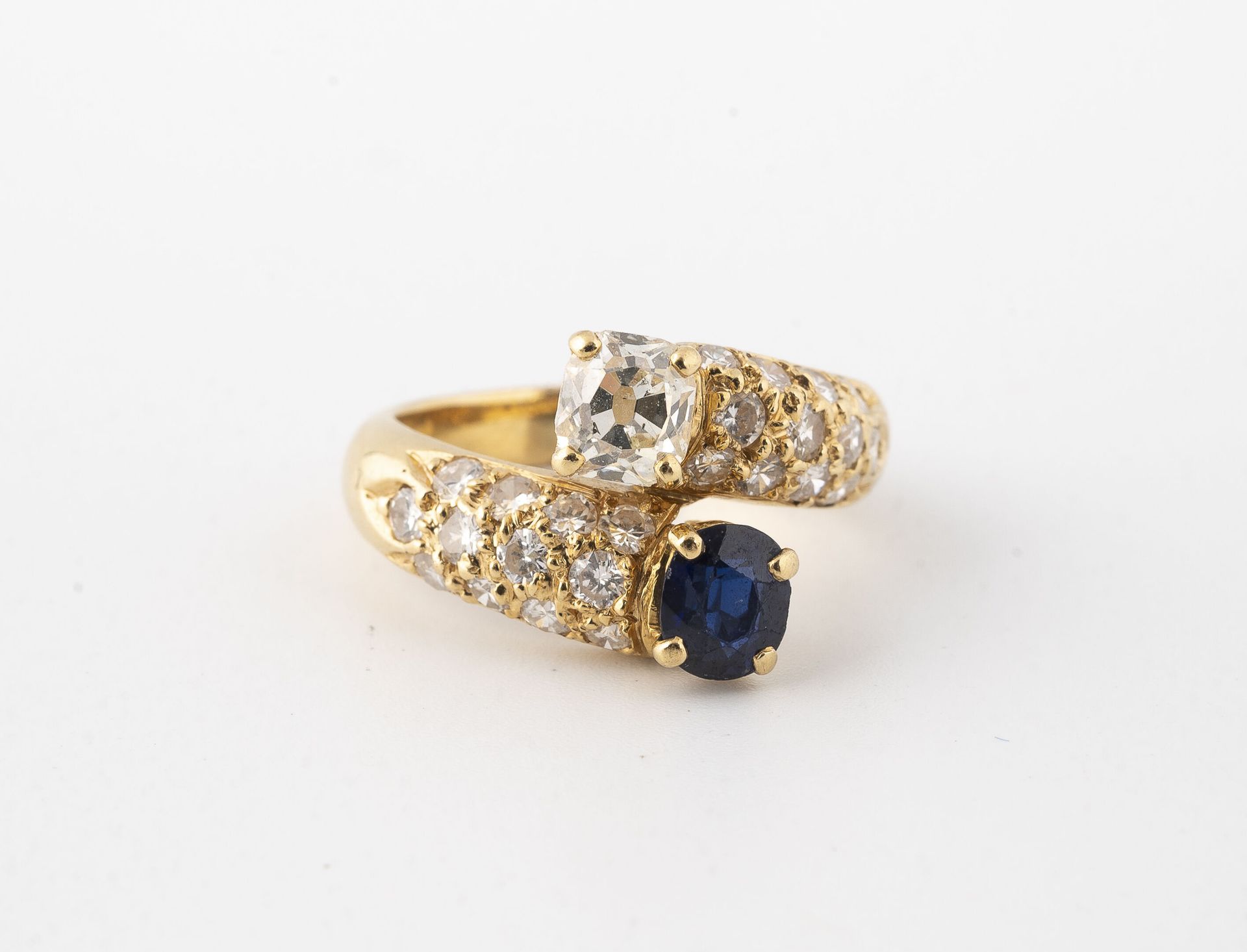 Null 黄金（750）toi et moi戒指，镶有一颗爪形切割的老式钻石和一颗可能是合成的蓝宝石，由小钻石支撑。

毛重：5.5克 - 手指大小：47。

&hellip;