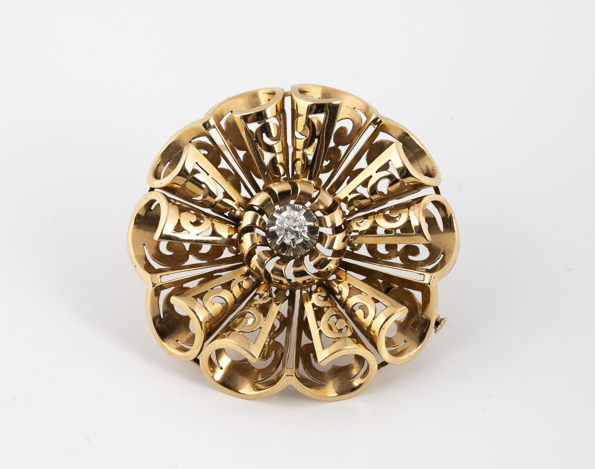 Null Broche pendentif ronde ajourée à motif d'enroulement de volutes en or jaune&hellip;