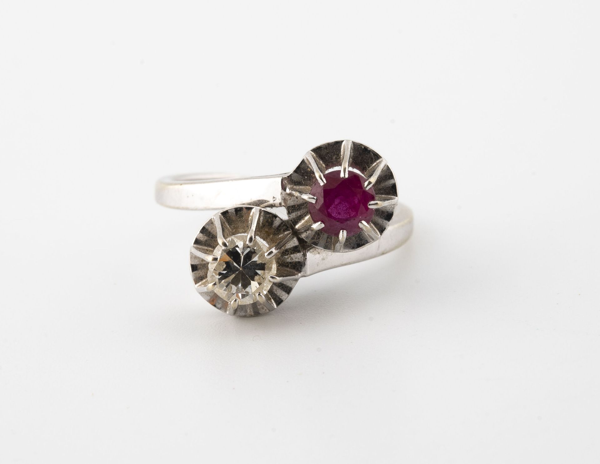 Null 一枚白金（750）Toi et Moi戒指，爪式镶嵌一颗老式切割钻石和一颗圆形刻面红宝石。

钻石的大约重量：0.25-0.30克拉。

毛重：4.9&hellip;