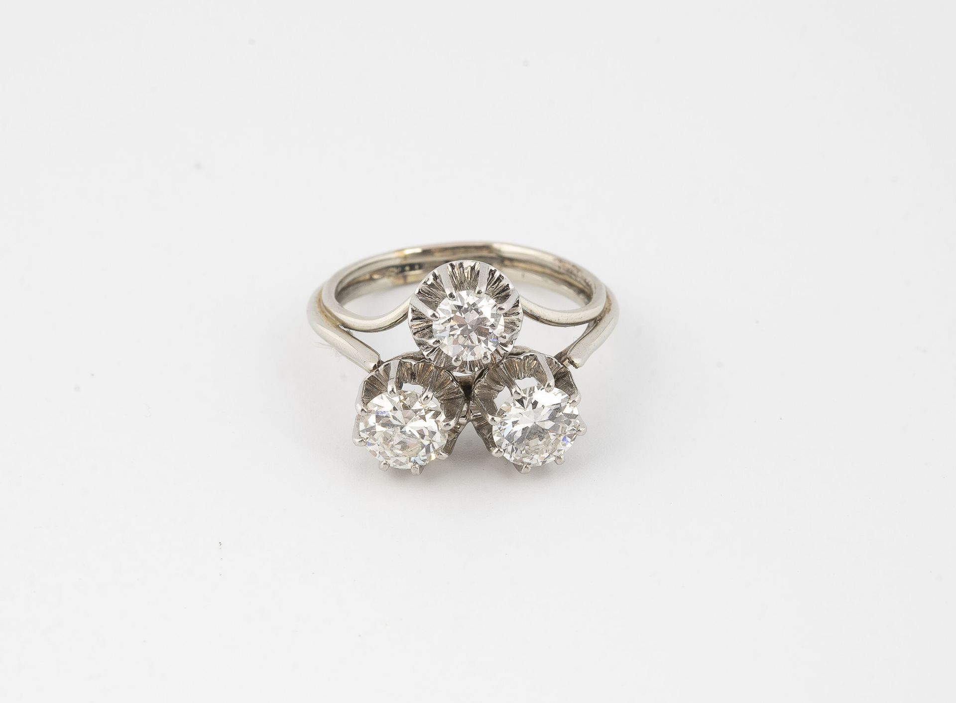 Null 一枚白金（750）和铂金（850）戒指，在一个凸起的篮子上用爪子镶嵌了三颗半切割钻石。

钻石的大约重量：0.50克拉和0.30克拉。

毛重：7.1&hellip;
