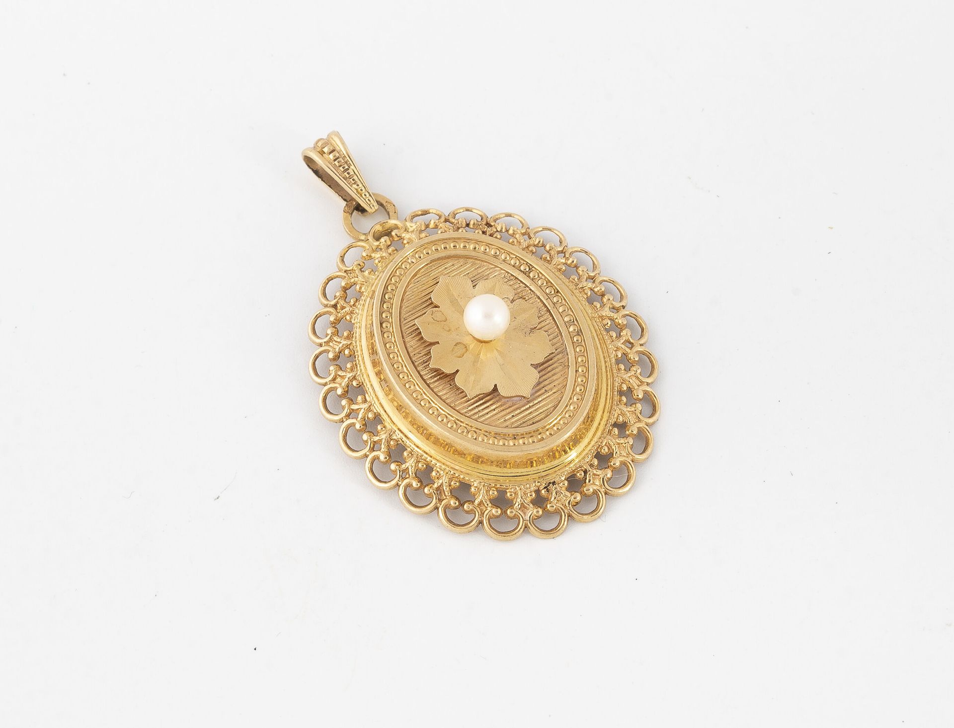 Null Yellow gold (750) oval medallion pendant, openwork scalloped border centere&hellip;