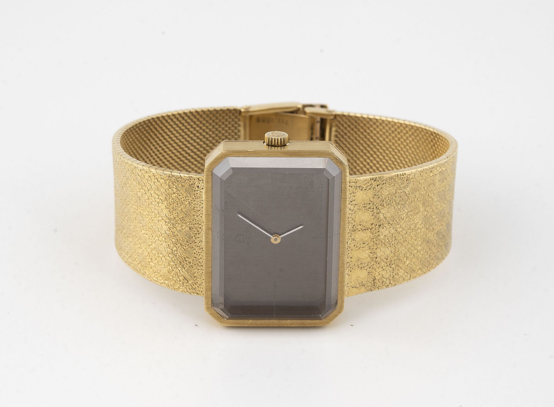 OMEGA DE VILLE 
黄金男士腕表（750）。 




长方形箱子，侧面有切口。 




棕色拉丝表盘，签名，应用雕刻的时标。




手动上链机&hellip;