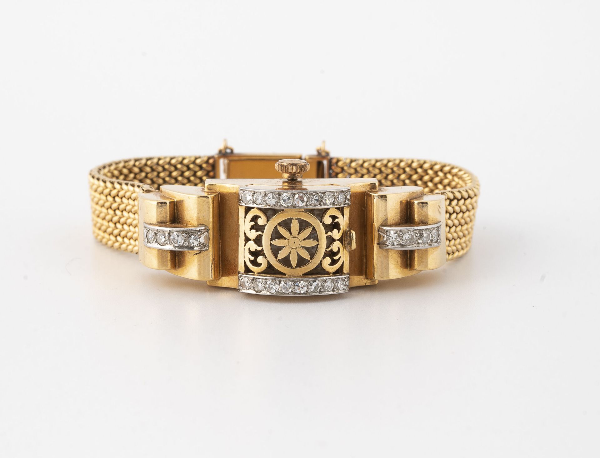 FLOR 
黄金（750）和铂金（850）女士腕表。




建筑风格的长方形表壳，两侧的弹簧上装饰着一排四颗小型明亮式切割钻石。 




表盘以象牙色玑镂为&hellip;
