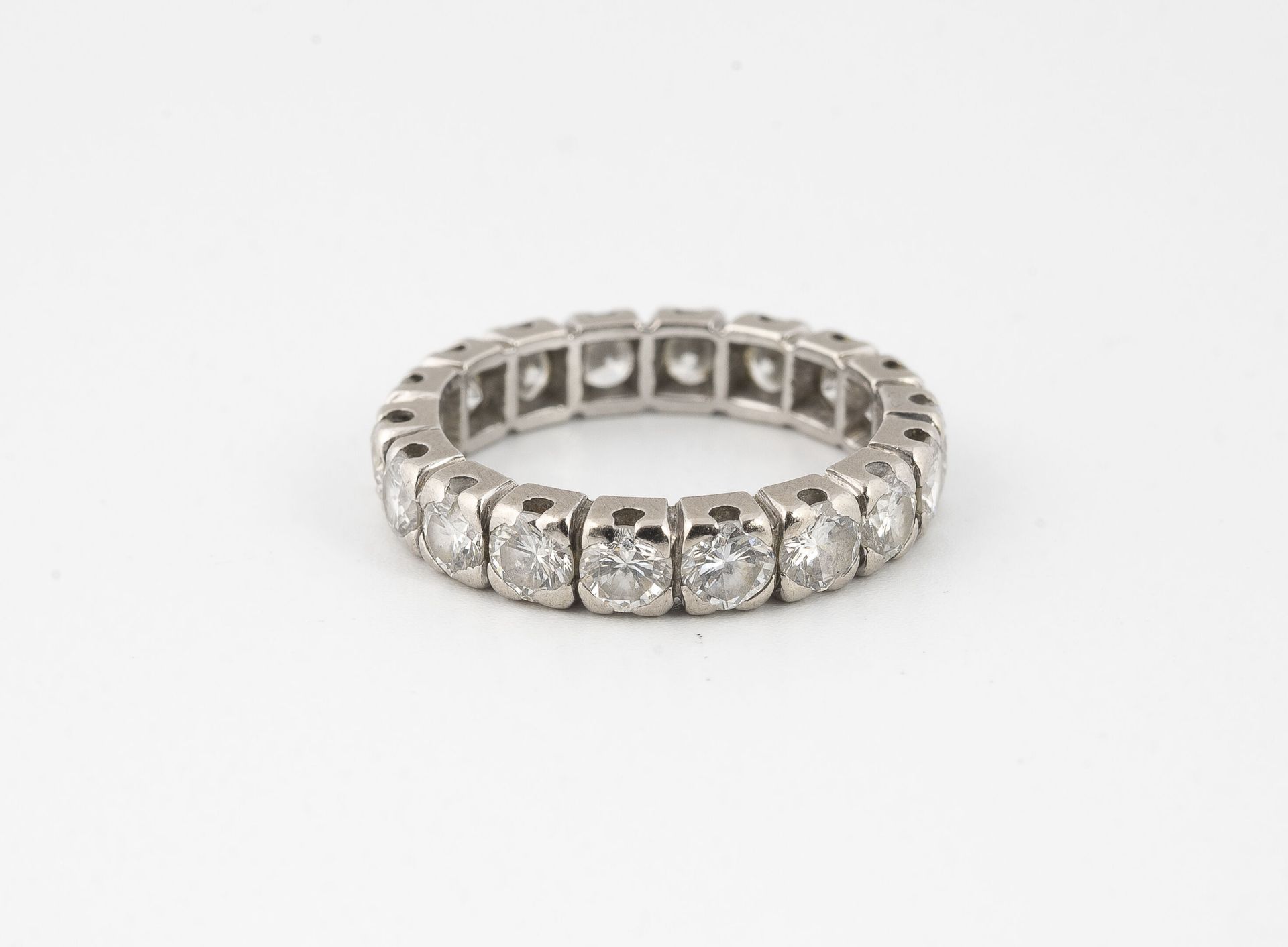 Null 美国结婚戒指，白金（750），镶嵌明亮式切割钻石。

毛重：3.4克 - 手指大小：48。 

刮伤和擦伤。