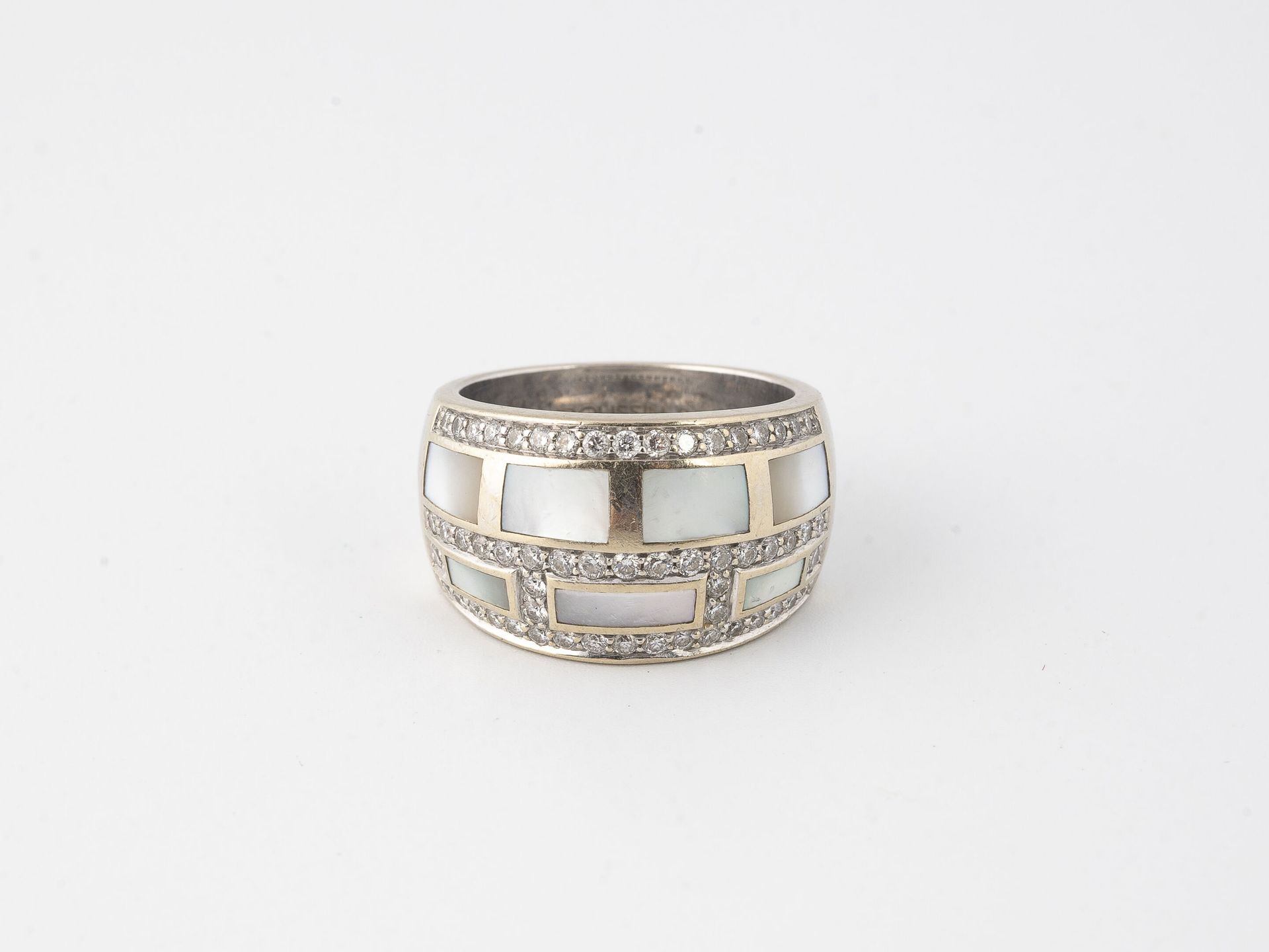 MAUBOUSSIN 白金（750）戒指，镶嵌长方形珍珠母贝和小型明亮式切割钻石。 

戒指上有签名，编号为Z 3677。

毛重：13.7克 - 手指大小：5&hellip;