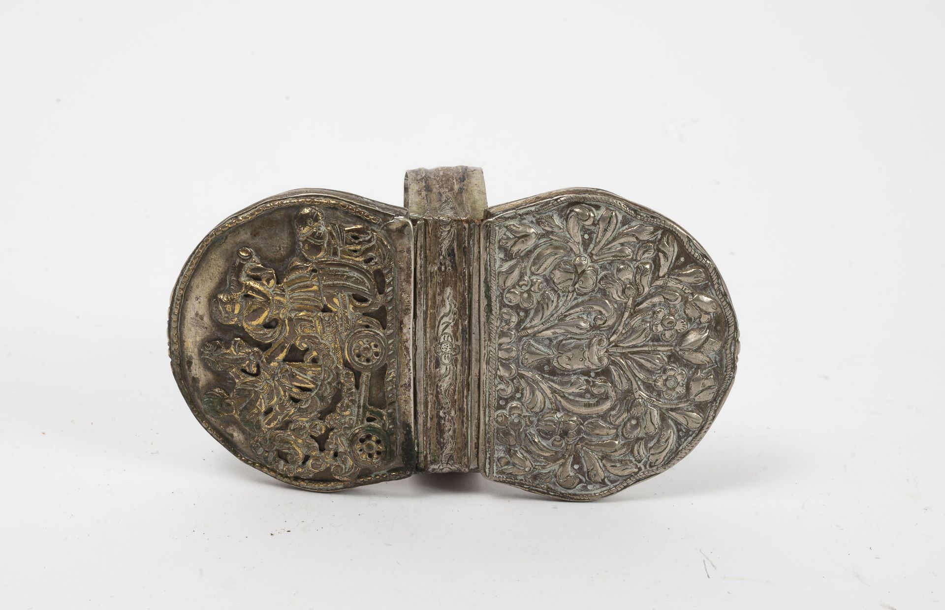 PAYS BAS (?), XVIIIème siècle 一个镀银的马蹄形鼻烟盒（？），有两个隔间和铰链盖，一个装饰有一个镀金的黄铜浮雕，上面有一个骑马的人，&hellip;