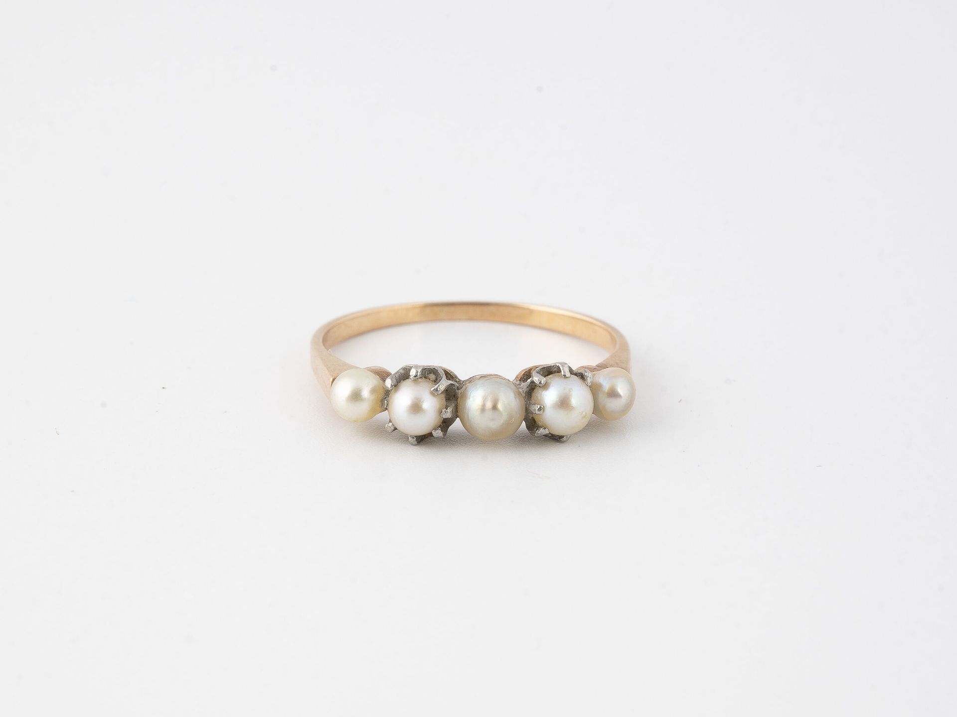 Null 玫瑰金（750）和铂金（850）戒指，以一排五颗白色养殖珍珠为中心，其中两颗是爪式镶嵌。

毛重：2.2克 - 手指大小：56。

磨损，划痕；可能有&hellip;