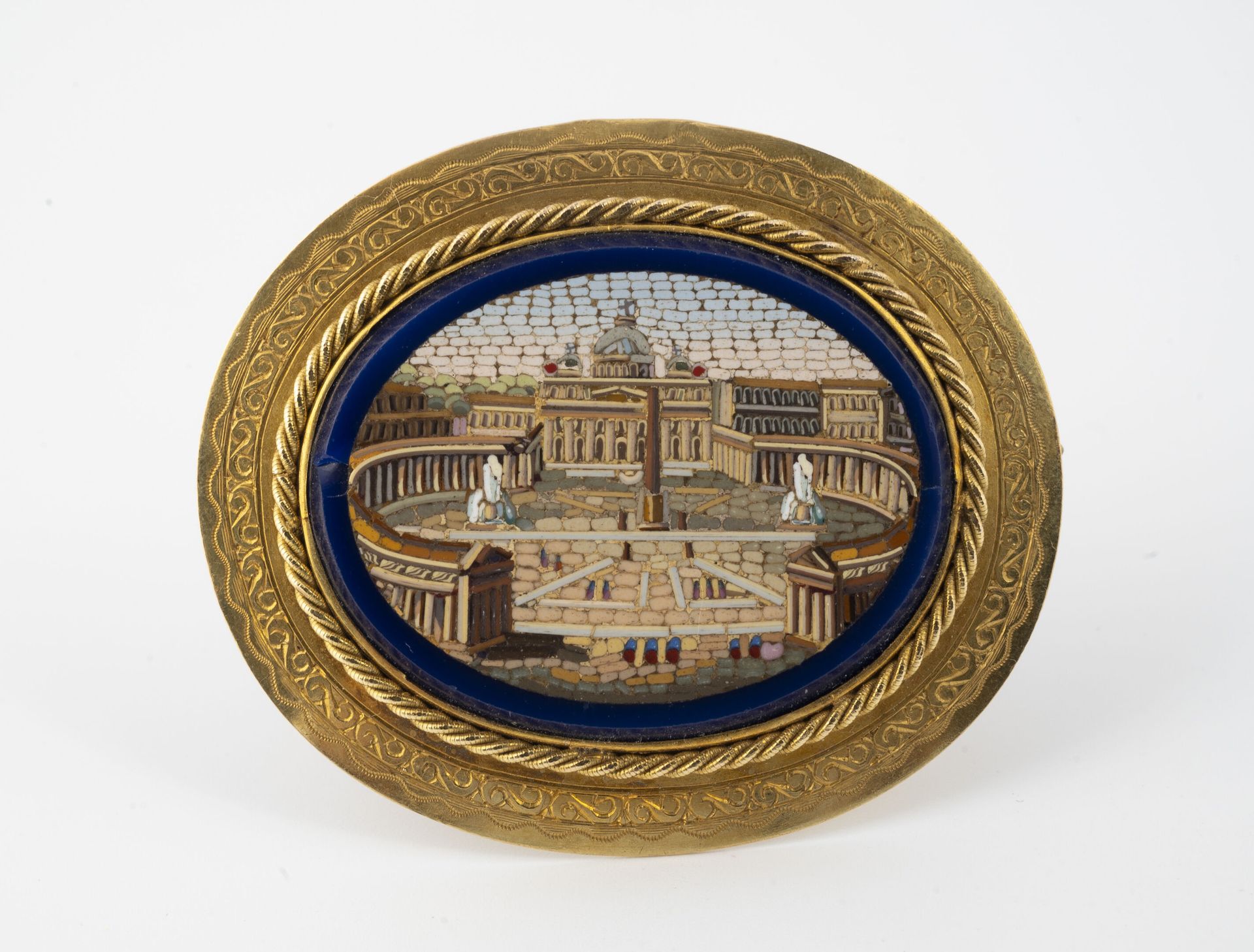 RUSSIE, Début du XXème siècle 一个椭圆形的胸针，以蓝色背景的微马赛克牌为中心，描绘了罗马的圣彼得广场，用黄金（56 zolotni&hellip;