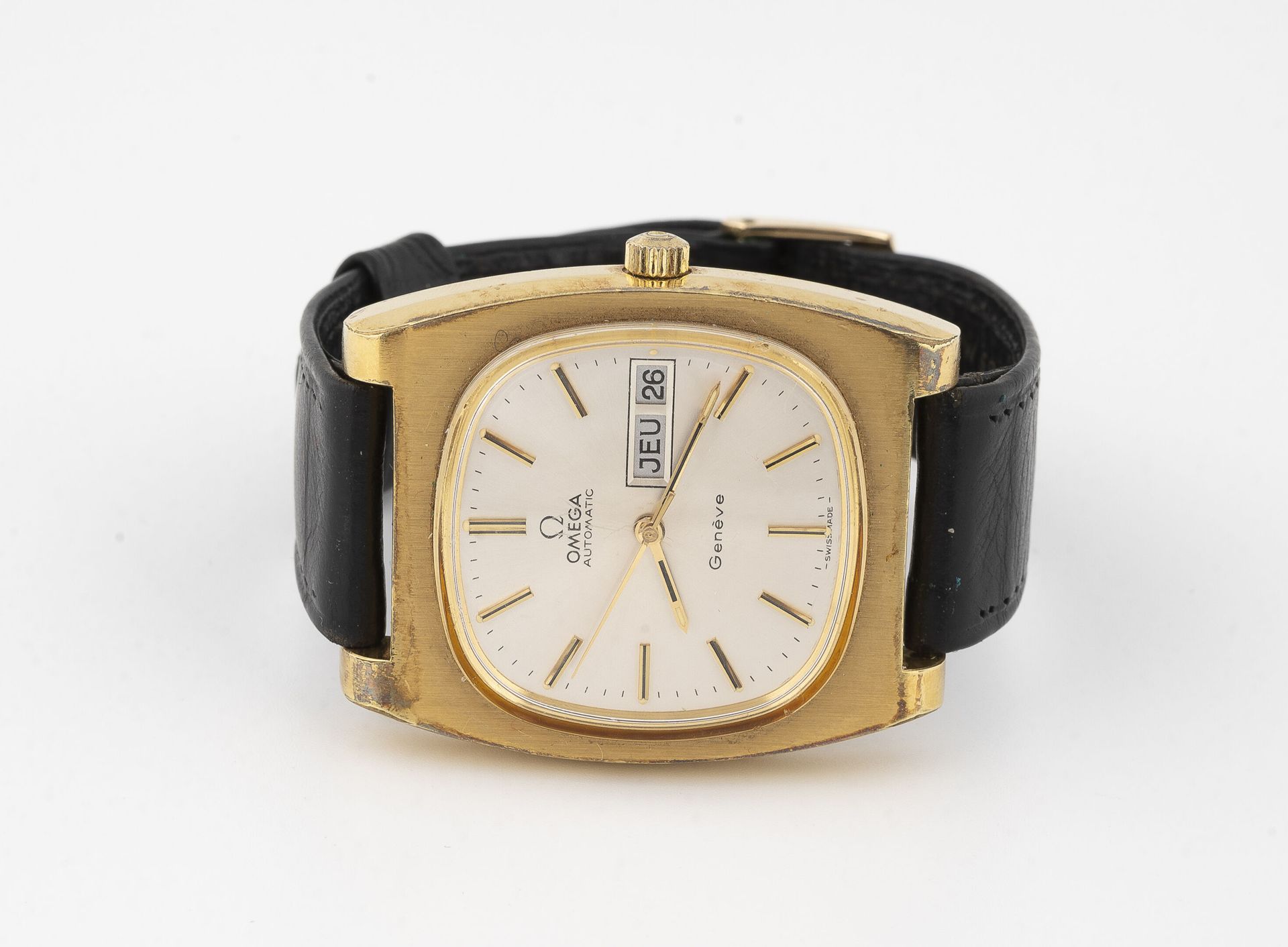 OMEGA AUTOMATIC 
Herrenarmbanduhr.




Tonneau-Gehäuse aus gebürstetem goldfarbe&hellip;