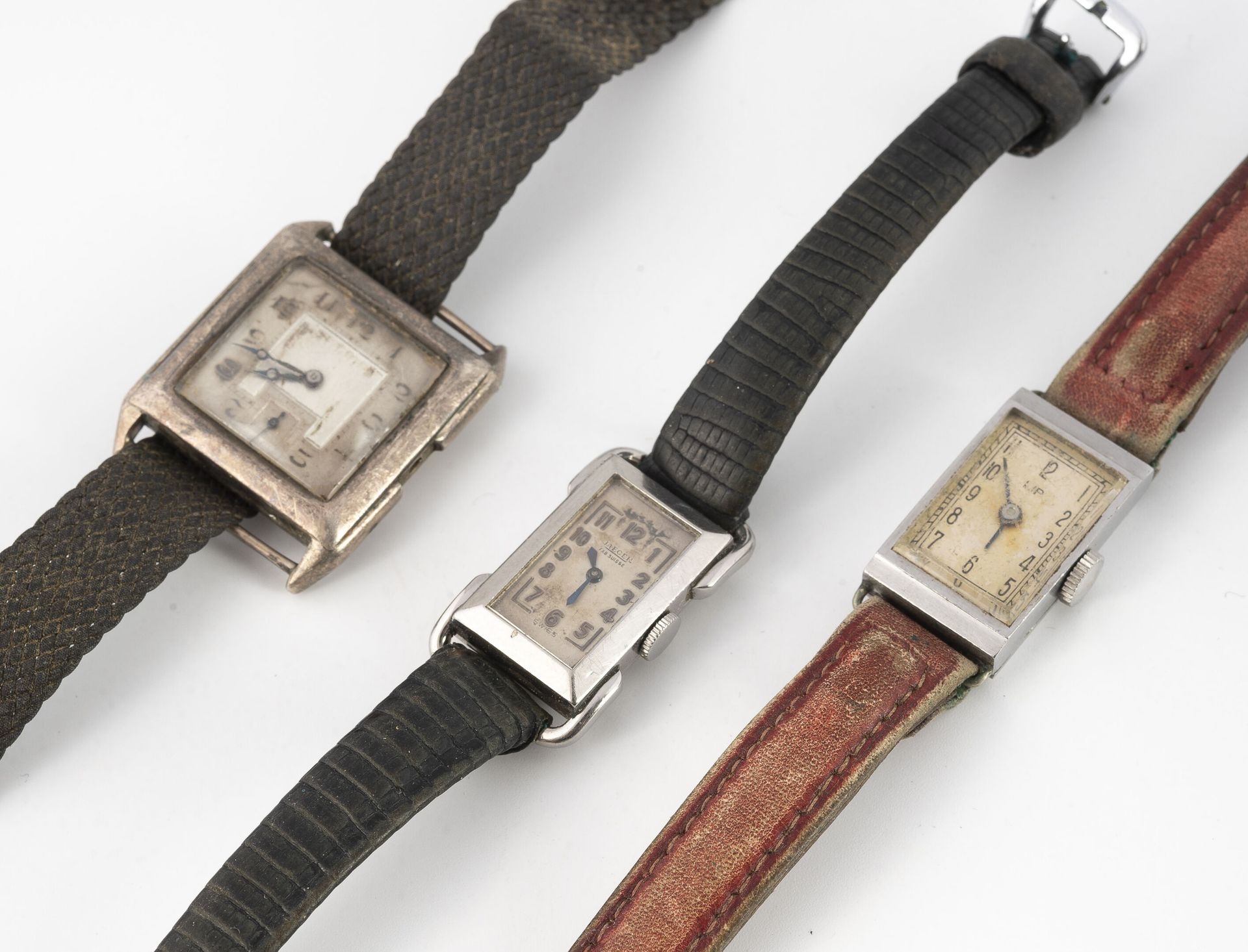 JAEGER, LIP ou LONGINES Trois montres bracelets :

- une de JAEGER.

Boîtier rec&hellip;