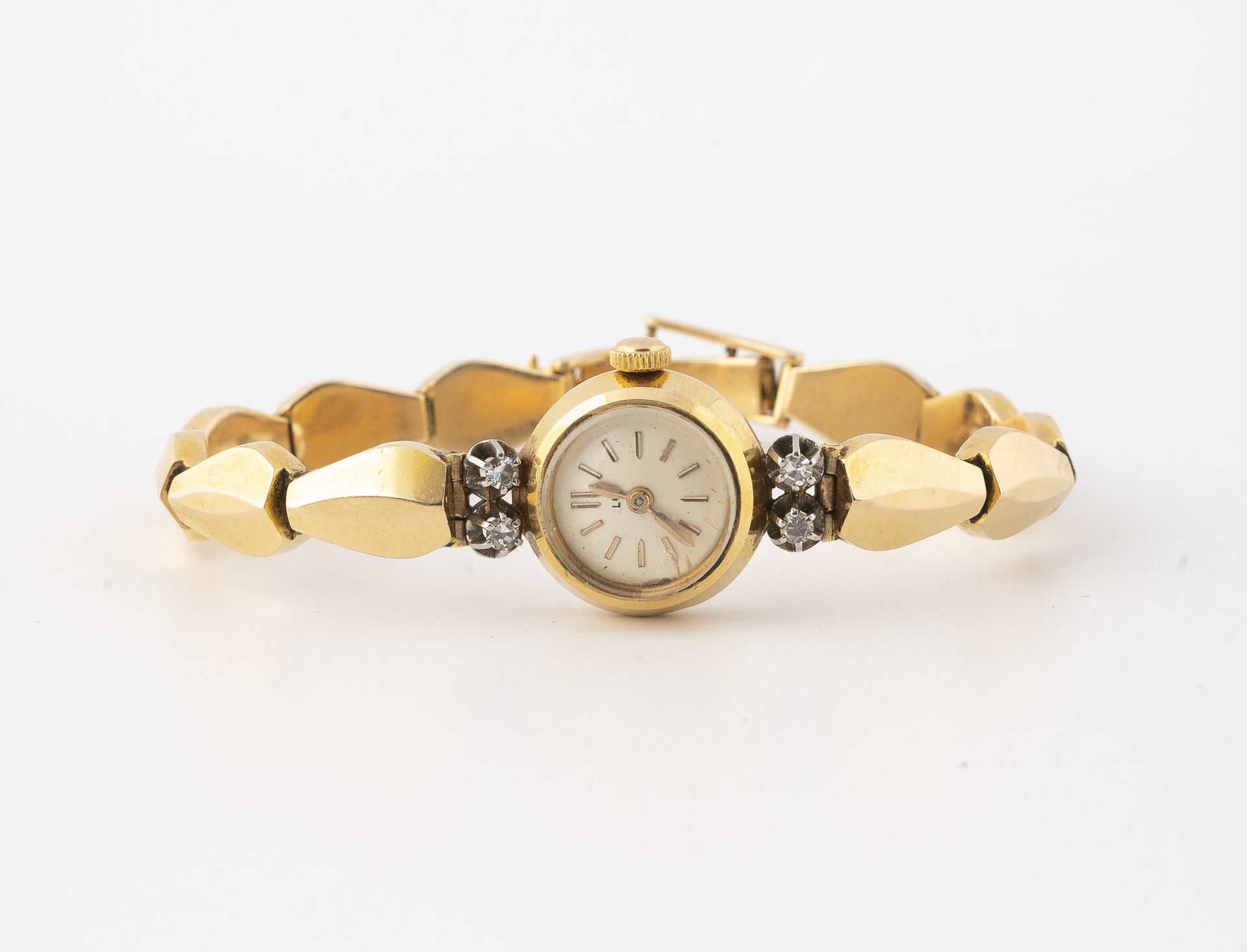 LIP Yellow gold (750) lady's wristwatch.

Round case with four small diamonds se&hellip;