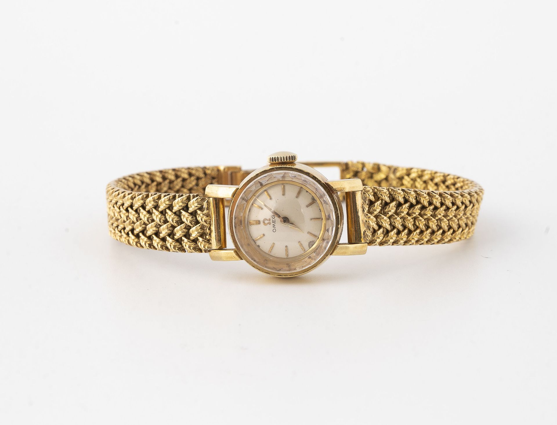 OMEGA 
Lady's wristwatch in yellow gold (750). 




Round case. 




Dial with c&hellip;
