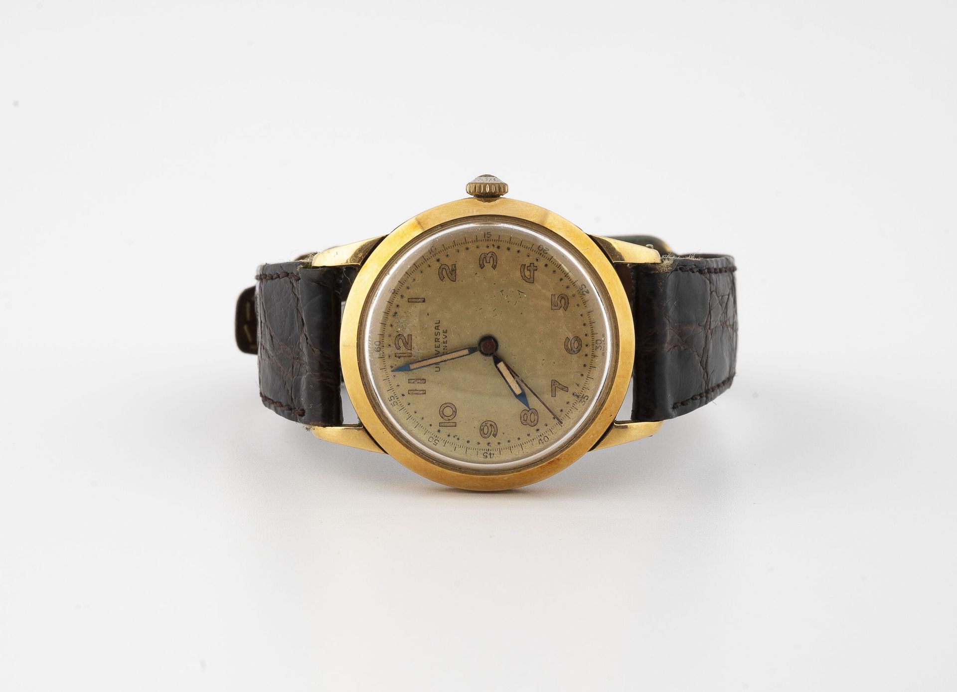 UNIVERSAL GENEVE 男士腕表。

黄金（750）圆形表壳。

金色背景的表盘，签名，金色的阿拉伯数字代表小时，黑色的轨道和阿拉伯数字代表分钟。

&hellip;