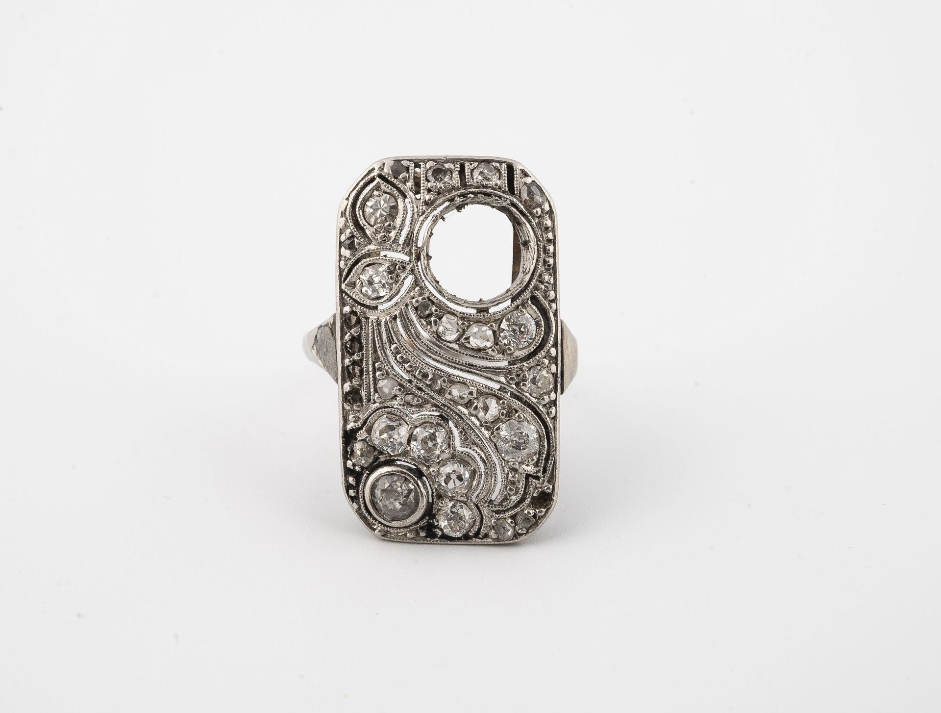 Null 铂金(850)和白金(750)戒指，上面有长方形和卷轴图案，用封闭式、爪式和种子式镶嵌老式切割钻石。 

装饰艺术作品。

毛重：6.4克 - 手指大&hellip;