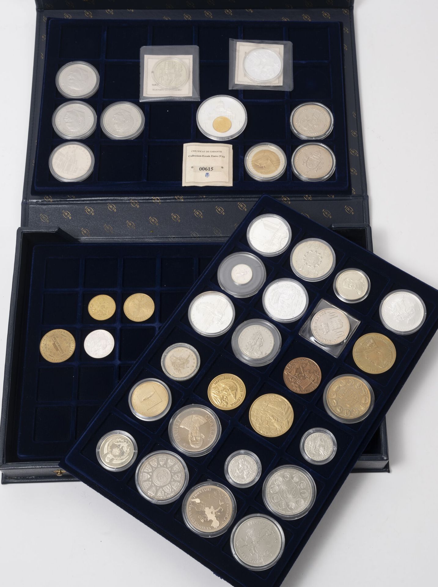 Null 一批硬币和奖牌包括

-5个盘子，每个有35个硬币。

-2个文件夹，每个文件夹内有8枚硬币

-一箱拿破仑的御用收藏品，有16枚硬币和奖章，其中11&hellip;