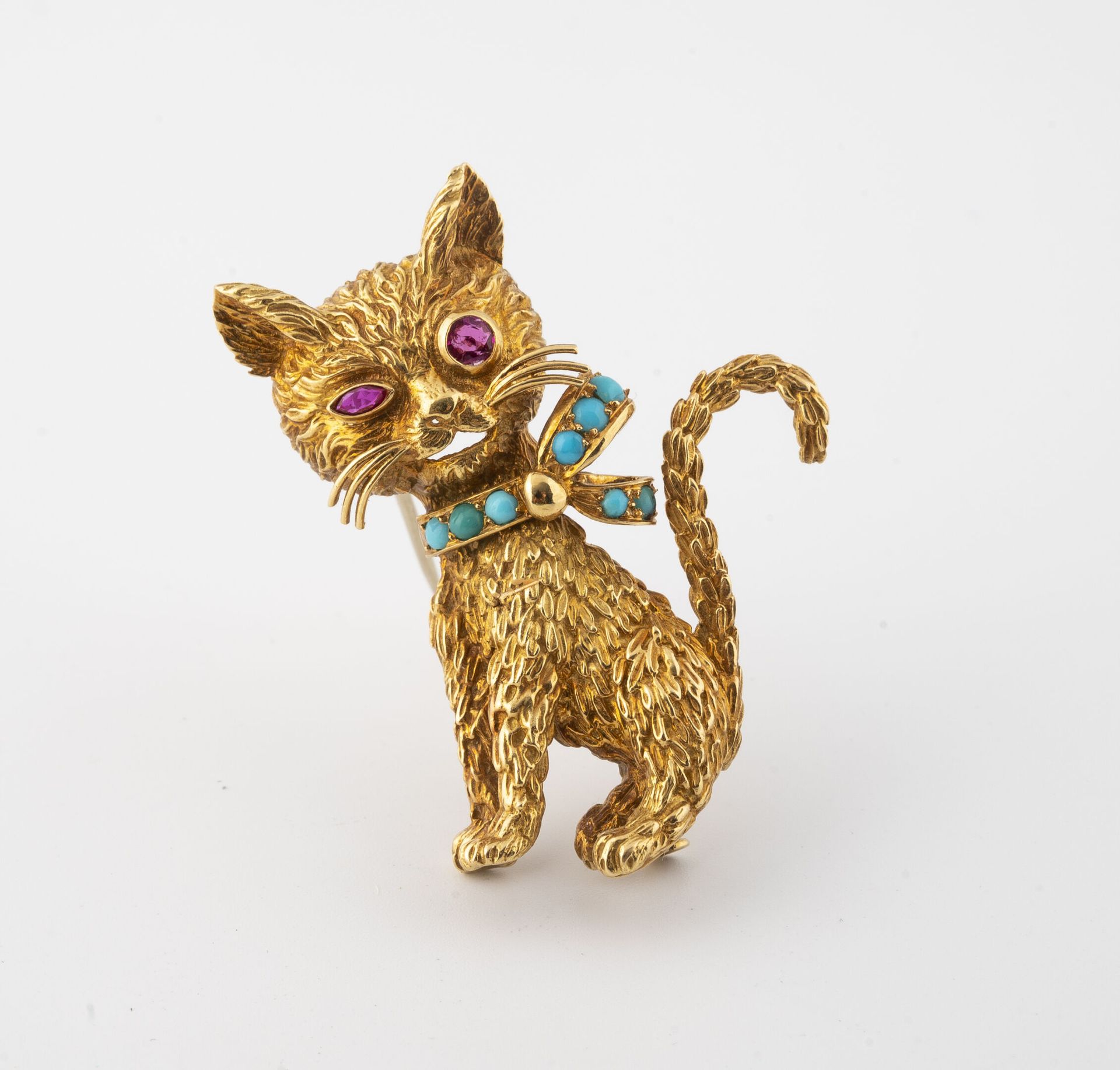 Null 黄金（750）猫形领夹，项链上有两颗封闭式的刻面红宝石和小型凸圆形绿松石。

白金（750）针

毛重：18.0克 - 高度：4.7厘米。

有划痕，&hellip;