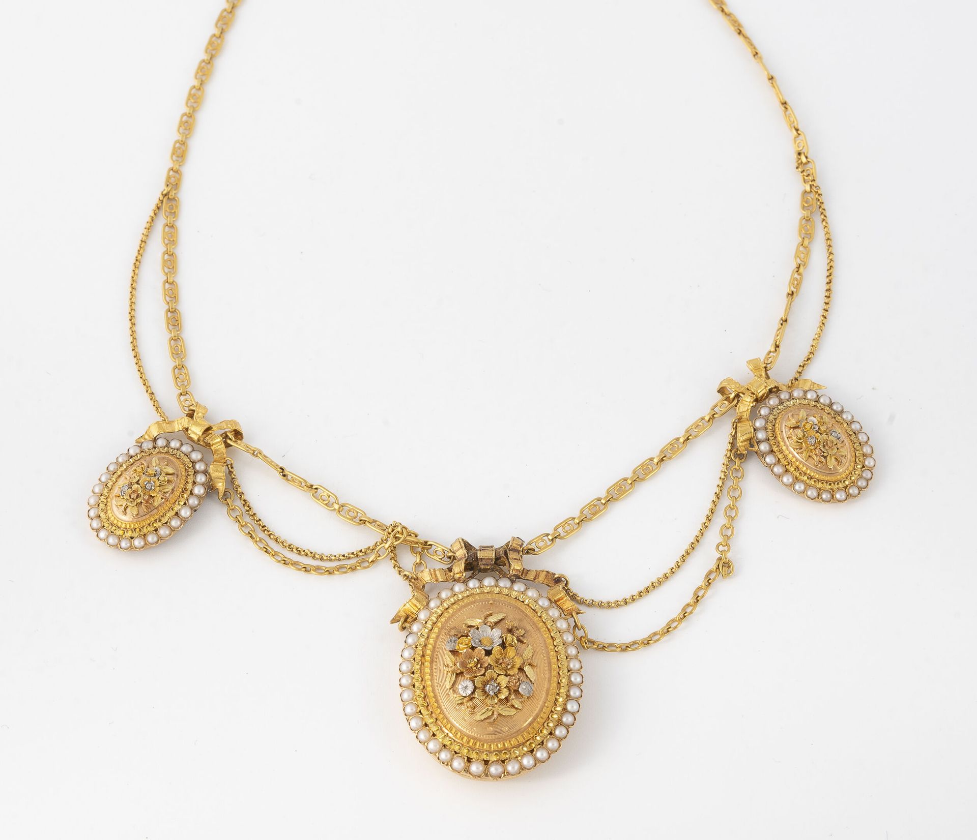 Null Collar de malla ovalada de oro amarillo (750) con escote resaltado por tres&hellip;