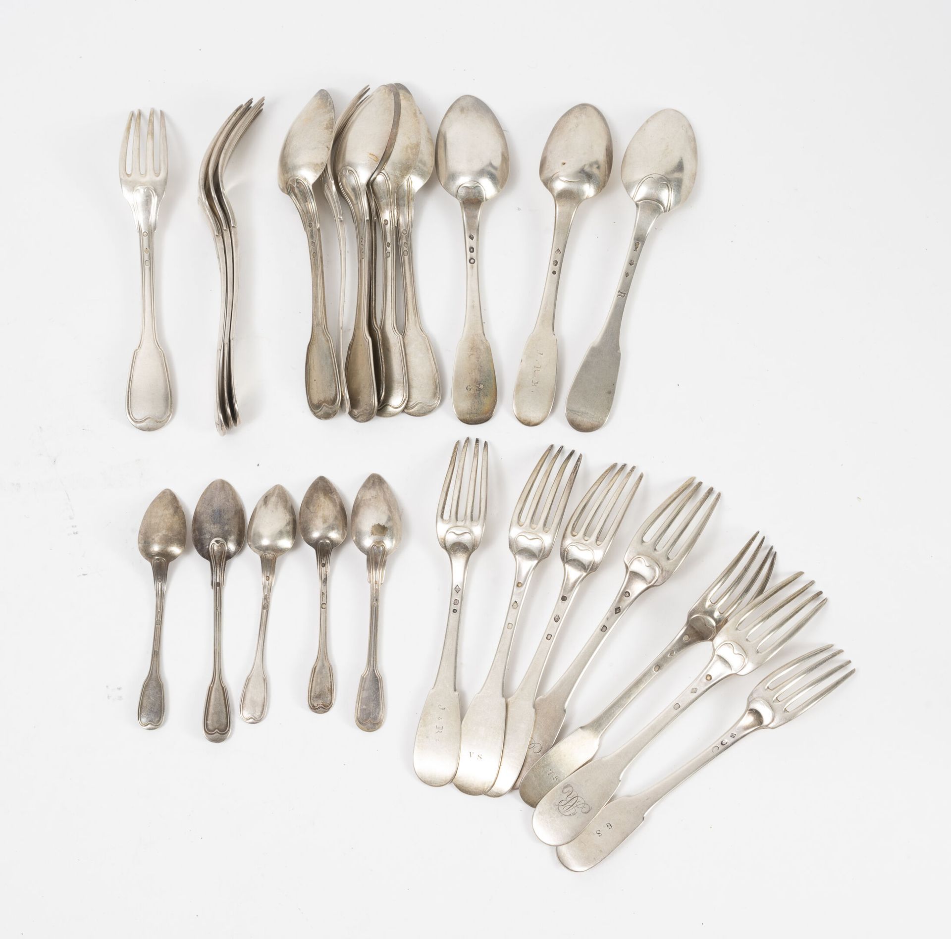Null 一套错落有致的银质餐具（950），包括:

- 一把餐勺，单平，编号为R。

主标记（？）：P冠状。

18世纪。

- 一把餐勺和一把餐叉，单平面模&hellip;