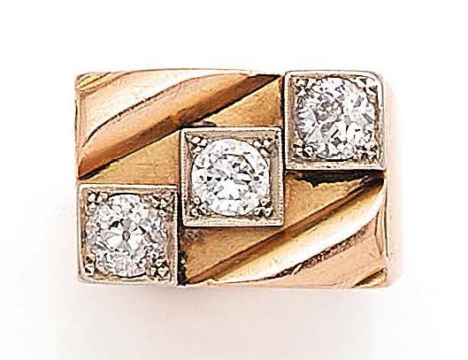 Null 黄白金（750）罐式戒指，大长方形顶部装饰有三个方形图案的对角线，上面镶嵌有三颗老式切割或半切割钻石。
约1945-50年。
毛重：12.3克。- 手&hellip;