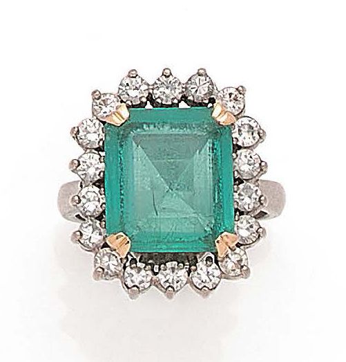 Null 铂金(950)和黄金(750)戒指，中心是一颗镶嵌在爪形小钻石中的祖母绿切割绿宝石。
祖母绿宝石的大约重量：4.20克拉。
毛重：8.9克。- 手指大&hellip;