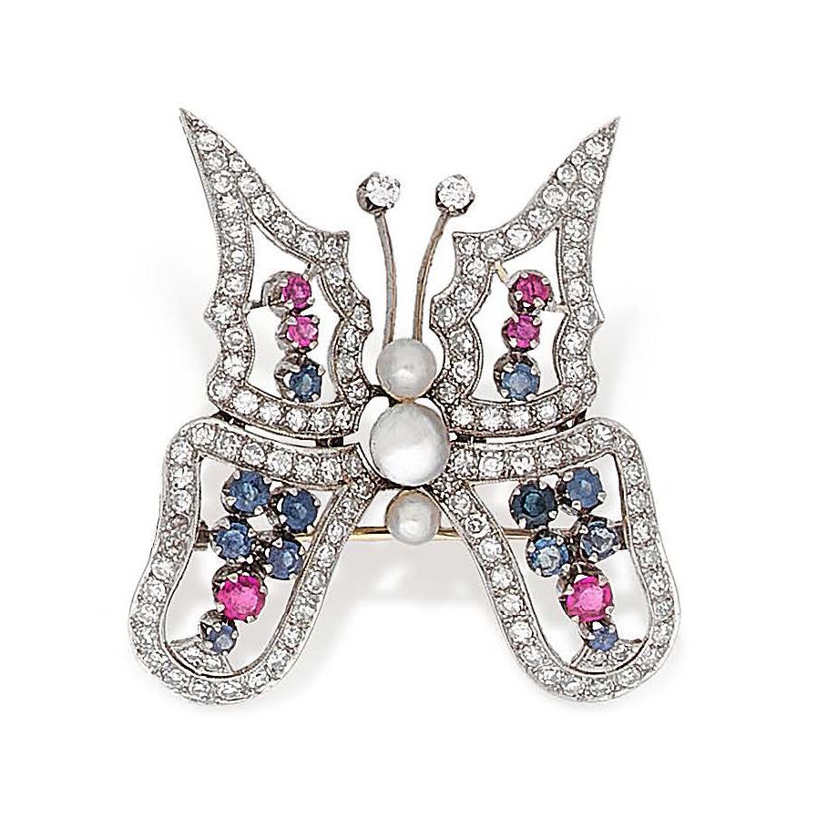 Null 白金（750）胸针，造型为一只蝴蝶，镂空的翅膀上镶有8/8切割钻石、蓝宝石和圆形刻面红宝石，并有珍珠装饰。
身体上有3颗可能是细小的纽扣珍珠作为点缀。&hellip;