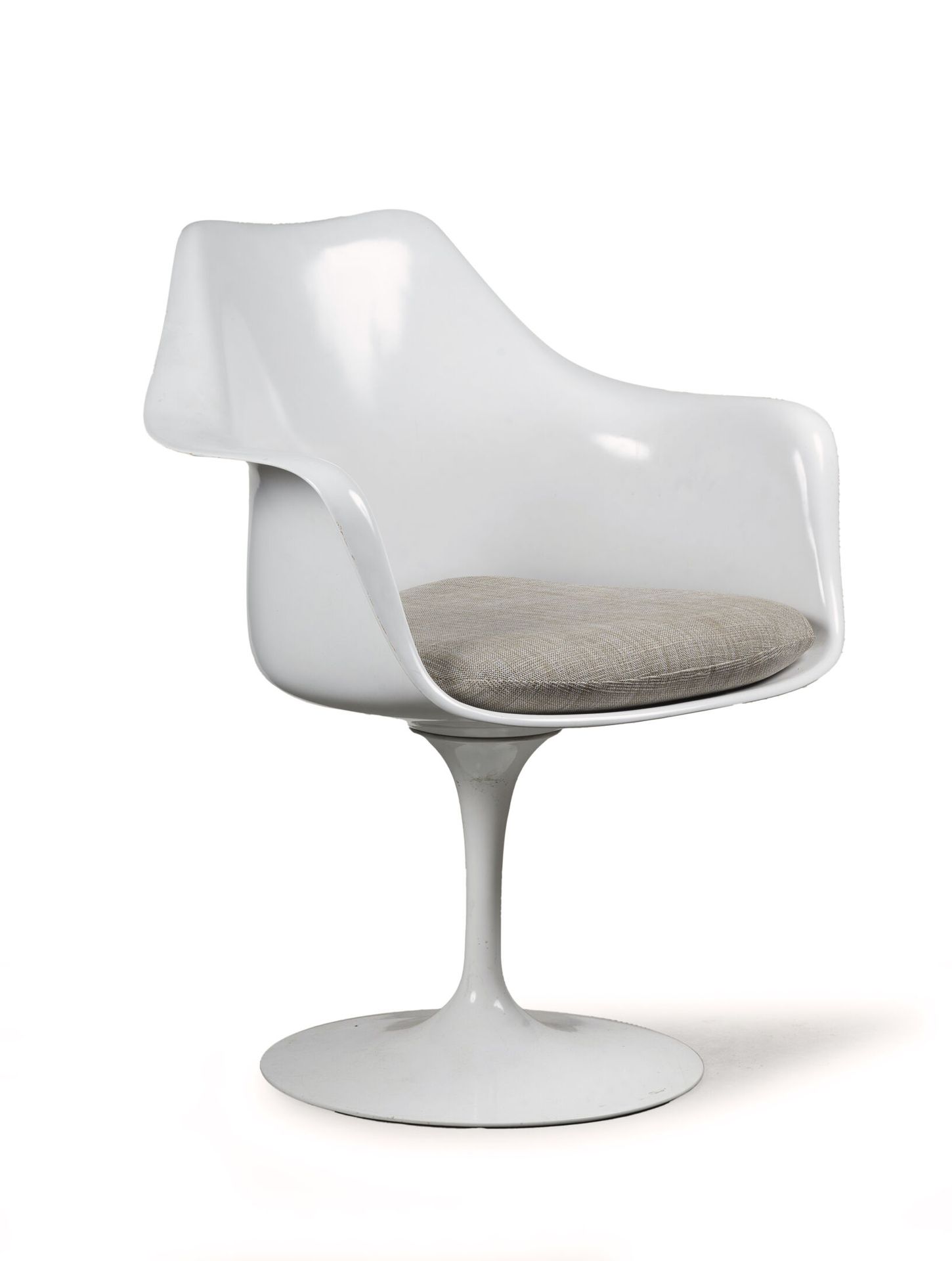 Eero Saarinen (1910-1961) 郁金香扶手椅。

玻璃纤维和铸铝底座，覆盖着白色的Rilsan。

灰色布套。

克诺尔国际版。

H.80&hellip;