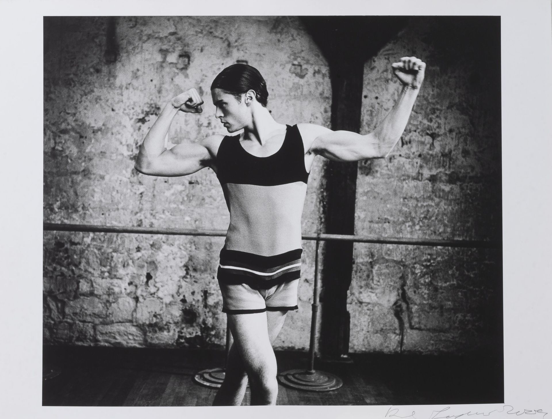 Karl LAGERFELD Baptiste GIABICONI mit muskulösen Armen. Im Profil, 2009.

Monoch&hellip;