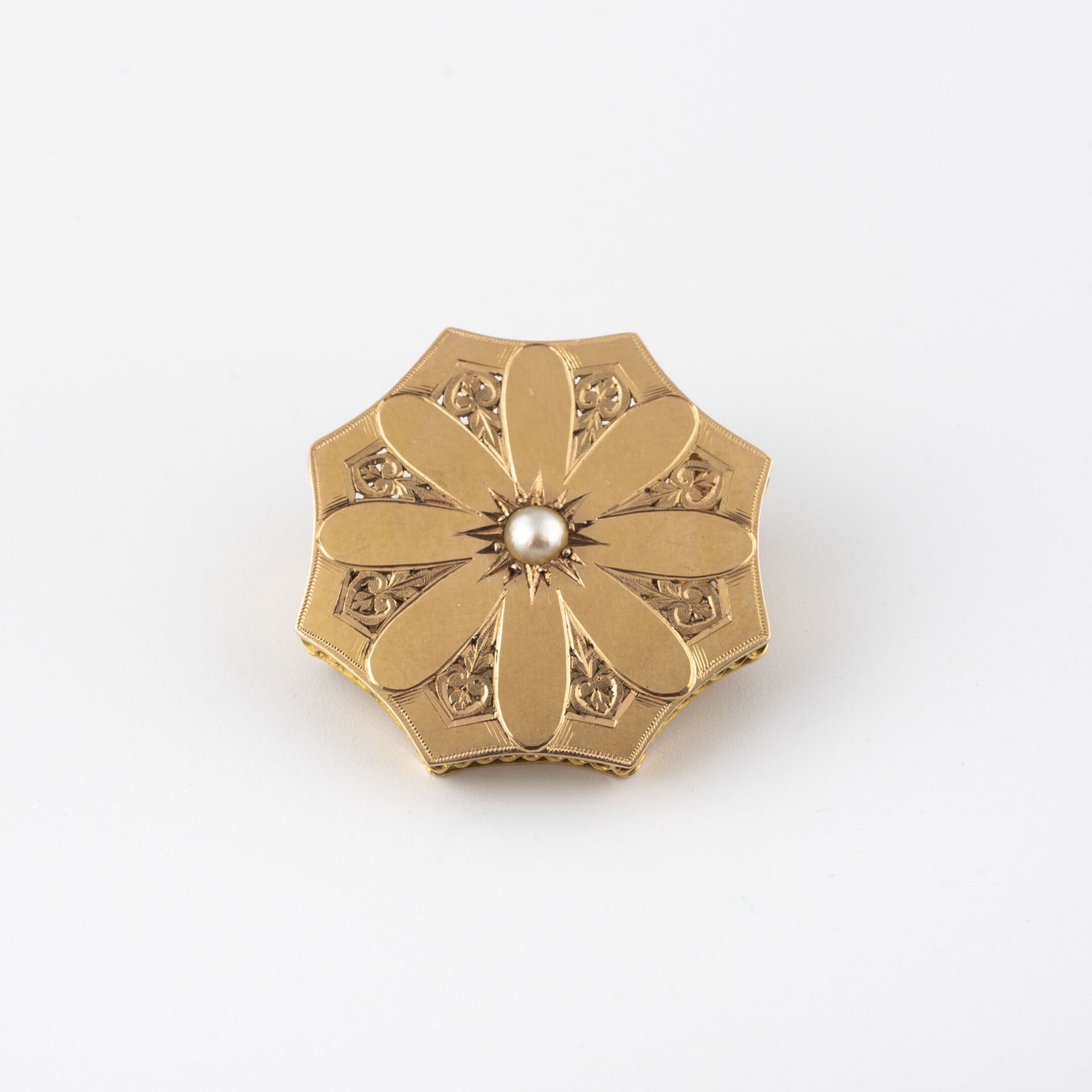 Null 黄金（750）小八角形胸针，以马贝珍珠为中心的花朵图案。 
金属销。 
毛重：2.8克 - 直径：2.7厘米。 
划痕和磨损。