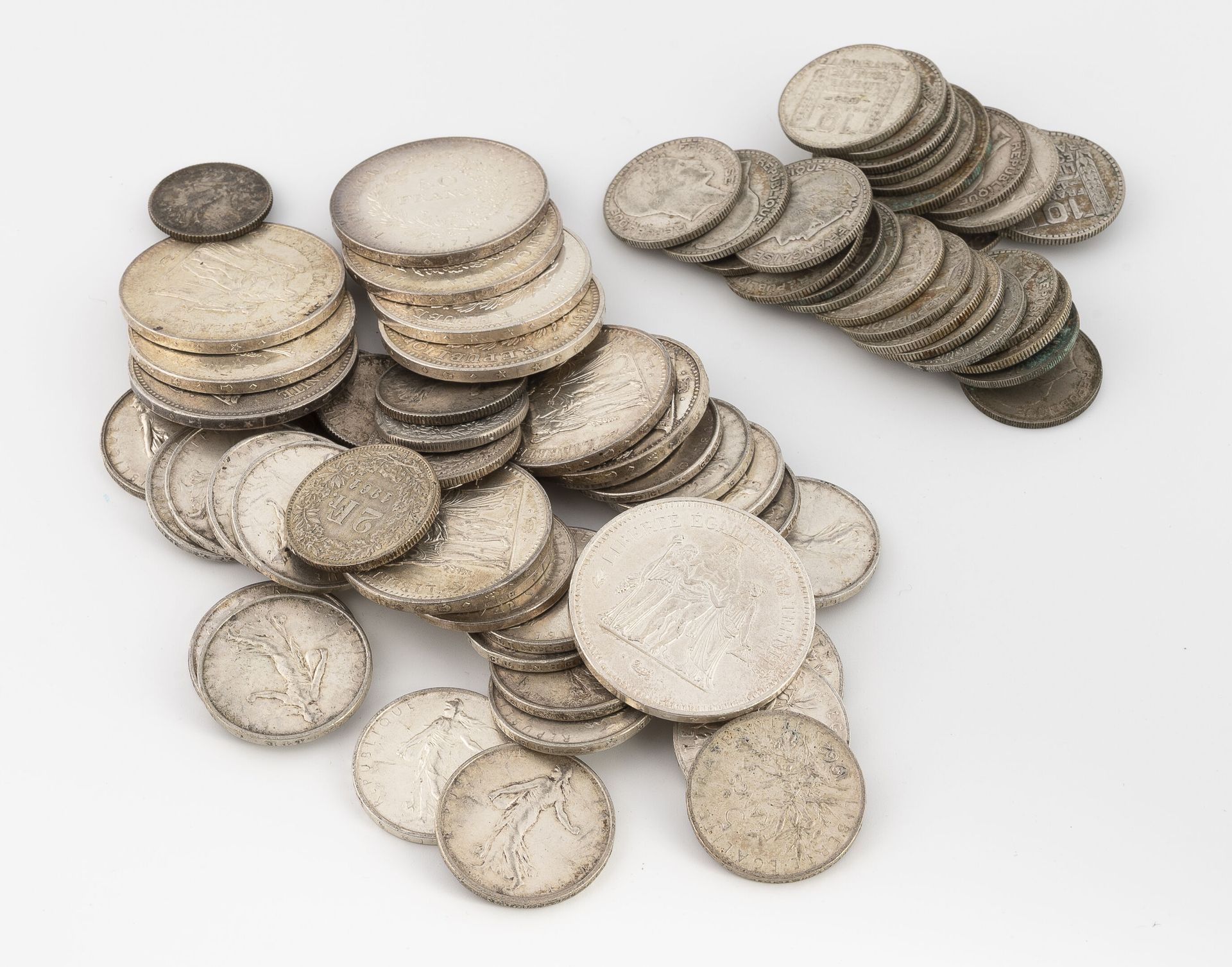 FRANCE 一批钱币包括: 
- 四个1法郎的硬币。
- 五个2法郎的硬币。
- 二十六枚5法郎硬币。
- 三枚10法郎的硬币。
- 一枚100法郎的硬币。 &hellip;